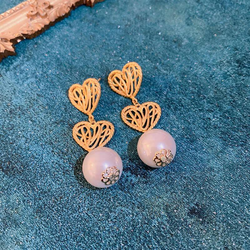 Silver needle retro court style heart-shaped figure pearl earrings, French light luxury stud earrings, female Internet celebrity style earrings wholesale pic 4