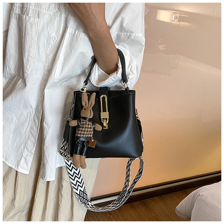 高级感大容量水桶包女2024新款潮韩系百搭宽肩带单肩包洋气斜挎包详情39