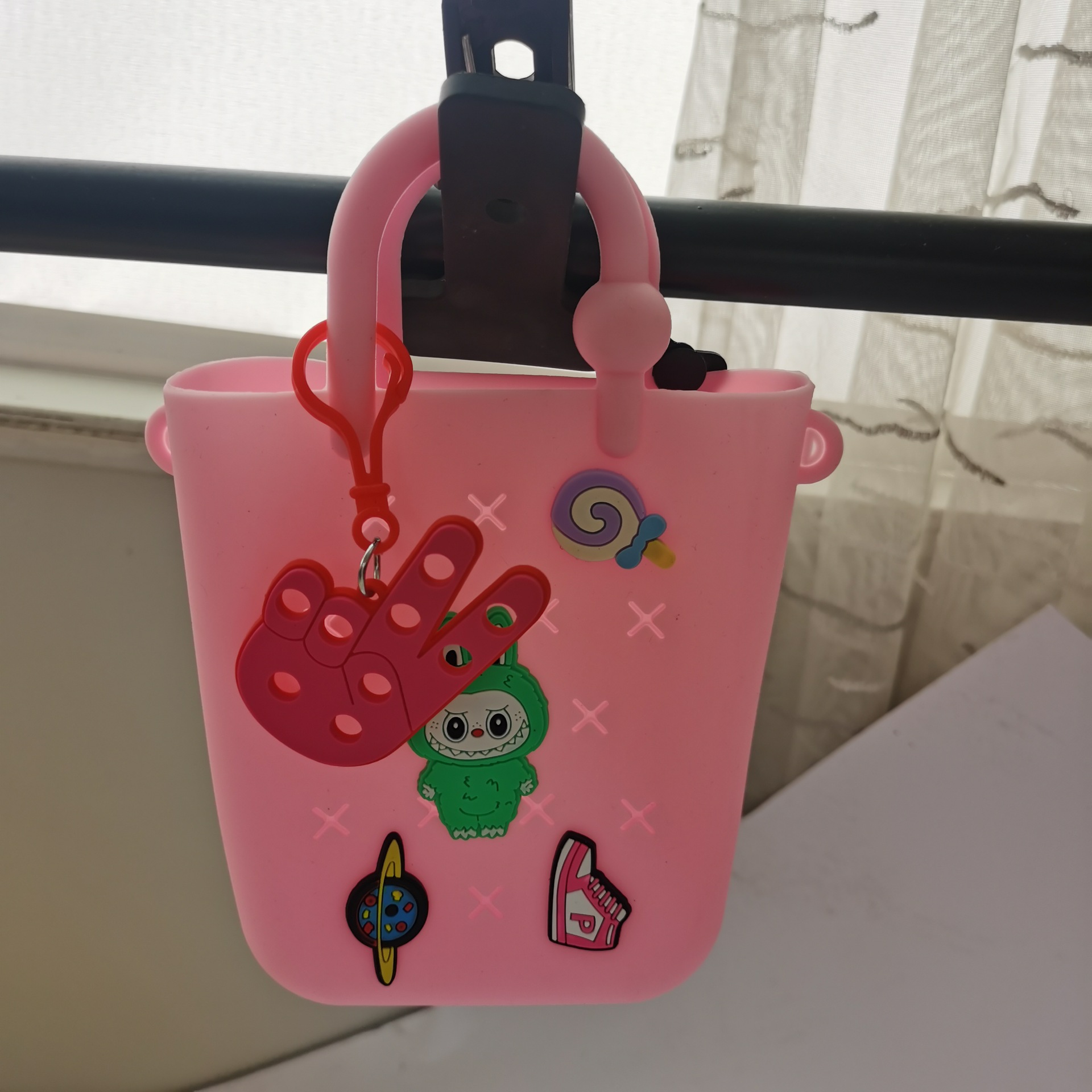 跨境热销PVC软胶洞洞钥匙扣个性包包挂件洞洞板钥匙扣diy鞋花鞋扣详情2