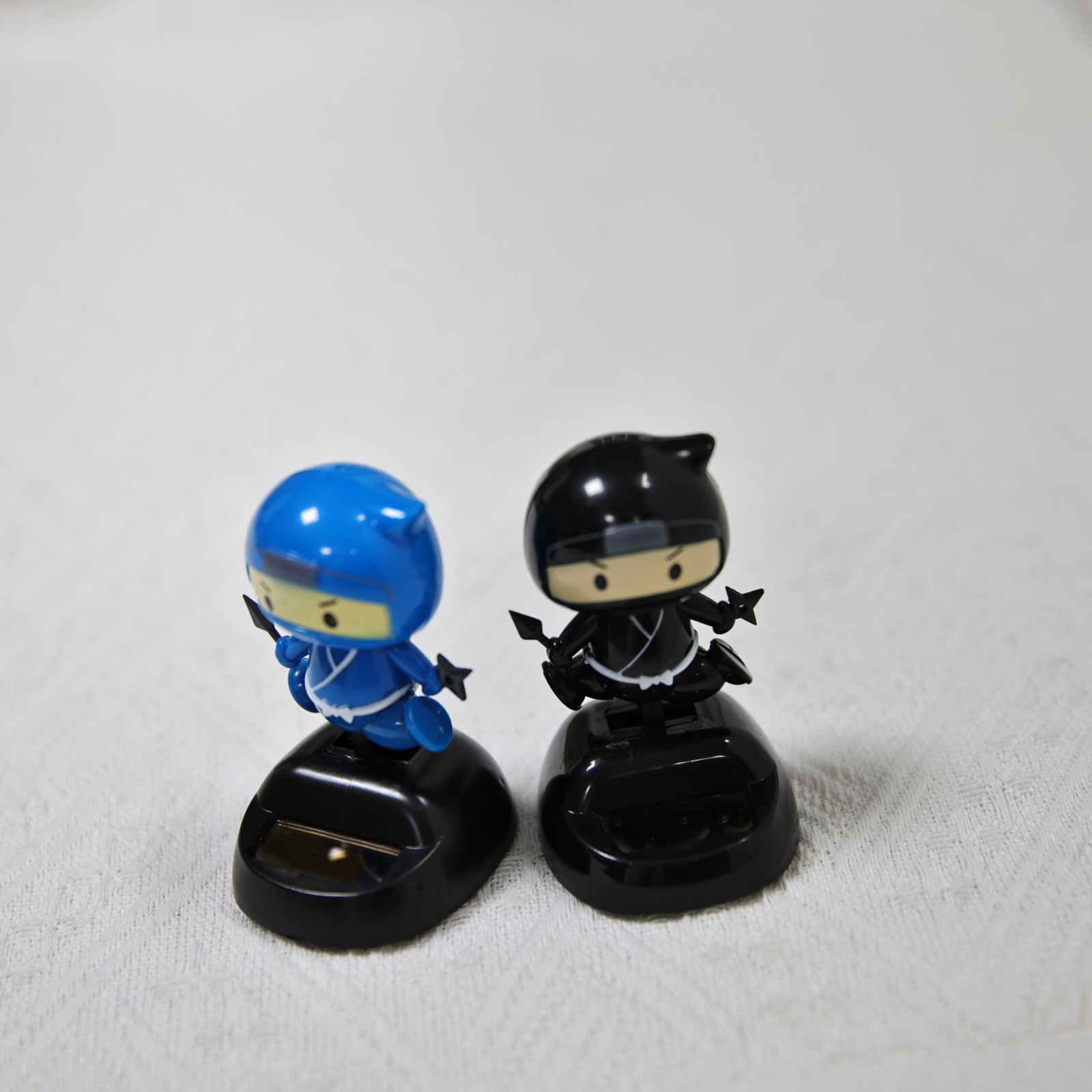 太阳能摇摆车载内饰日本忍者摇头摆件摇头公仔手持飞镖手里剑忍者详情5