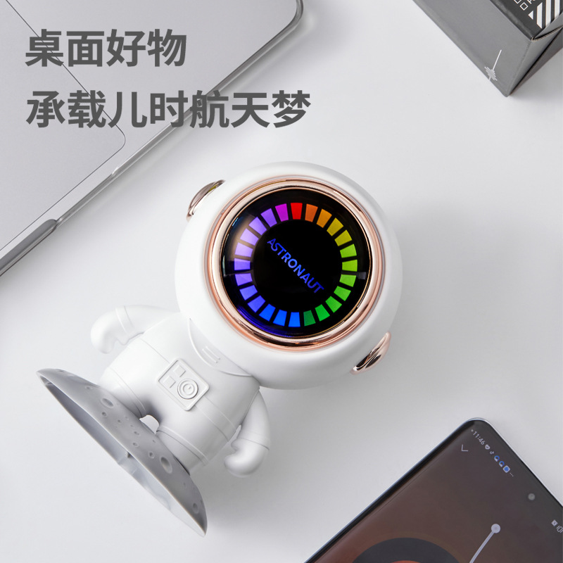 The 3401 Bluetooth speaker in the shape of an astronaut has clear sound quality and is portable pic 16