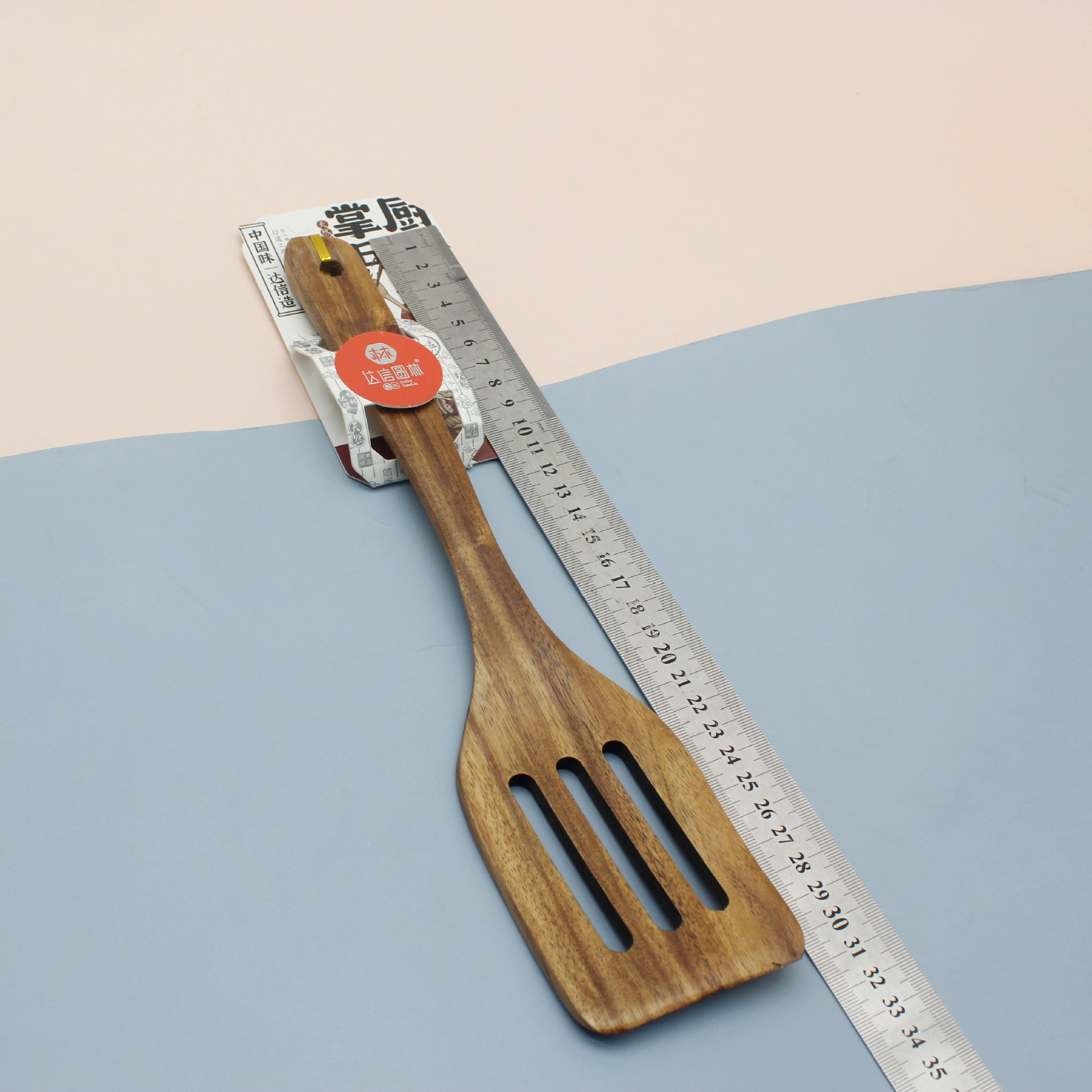 The wooden cooking spoon and spatula for the kitchen can handle everything from stir-frying to making soup, boiling, stewing and deep-frying in one go. It can also drain oil and water, and is not tiring to hold for a long time pic 4