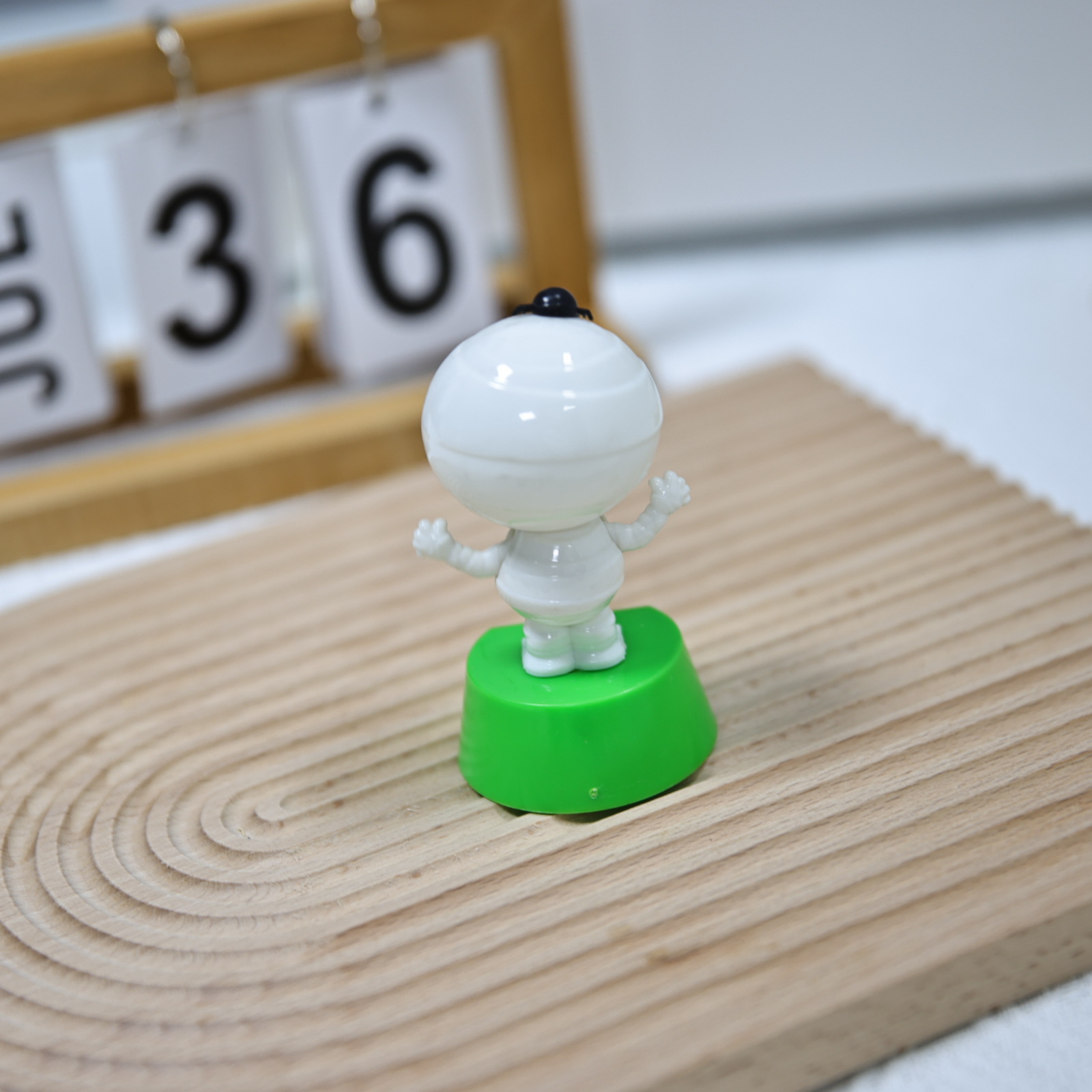 Cross-border best-selling solar-powered car automatic rocker, Halloween gift, spider mummy ornament and accessory pic 10