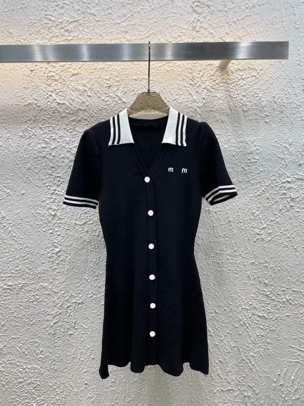 高品质2025年春夏新款修身显瘦型 翻领小V针织短袖连衣裙详情9