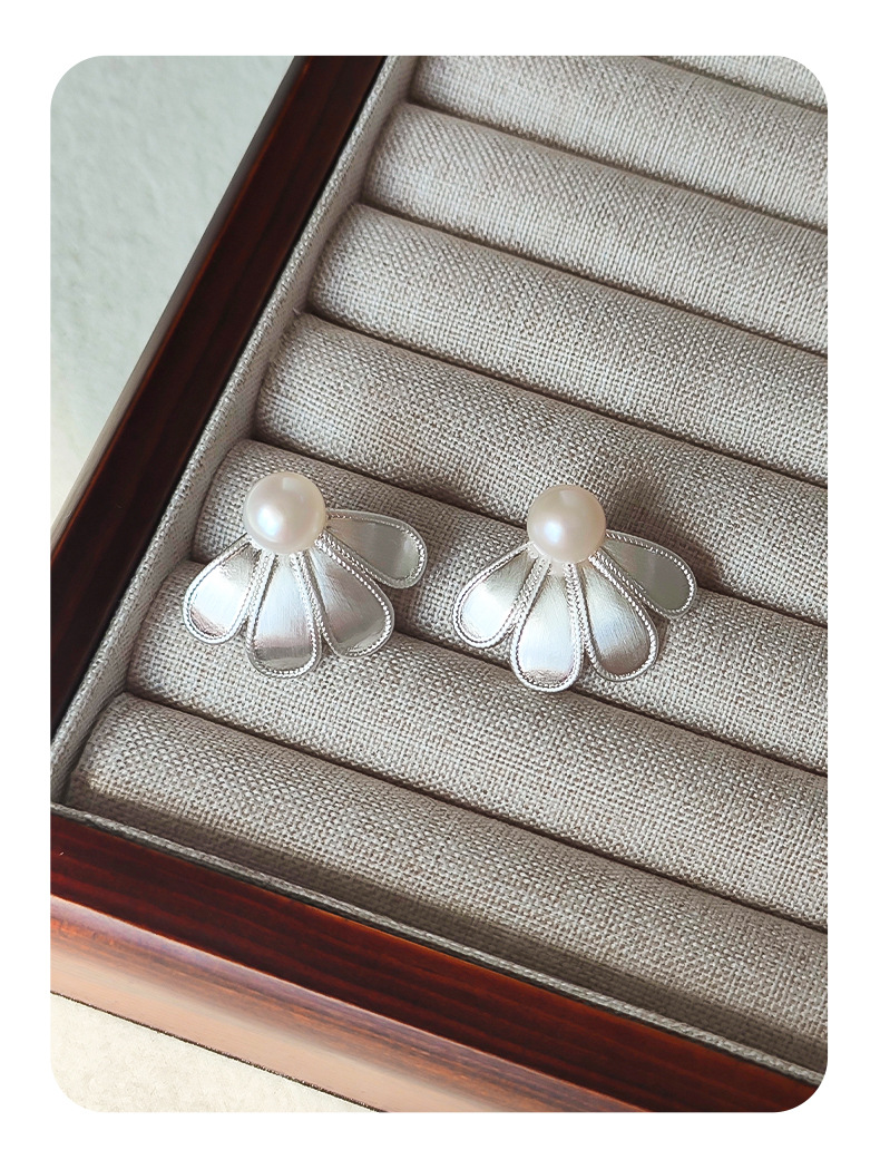 软山淡水珍珠耳钉简约小众精致拉丝花朵耳钉百搭青岛饰品银针耳钉详情6