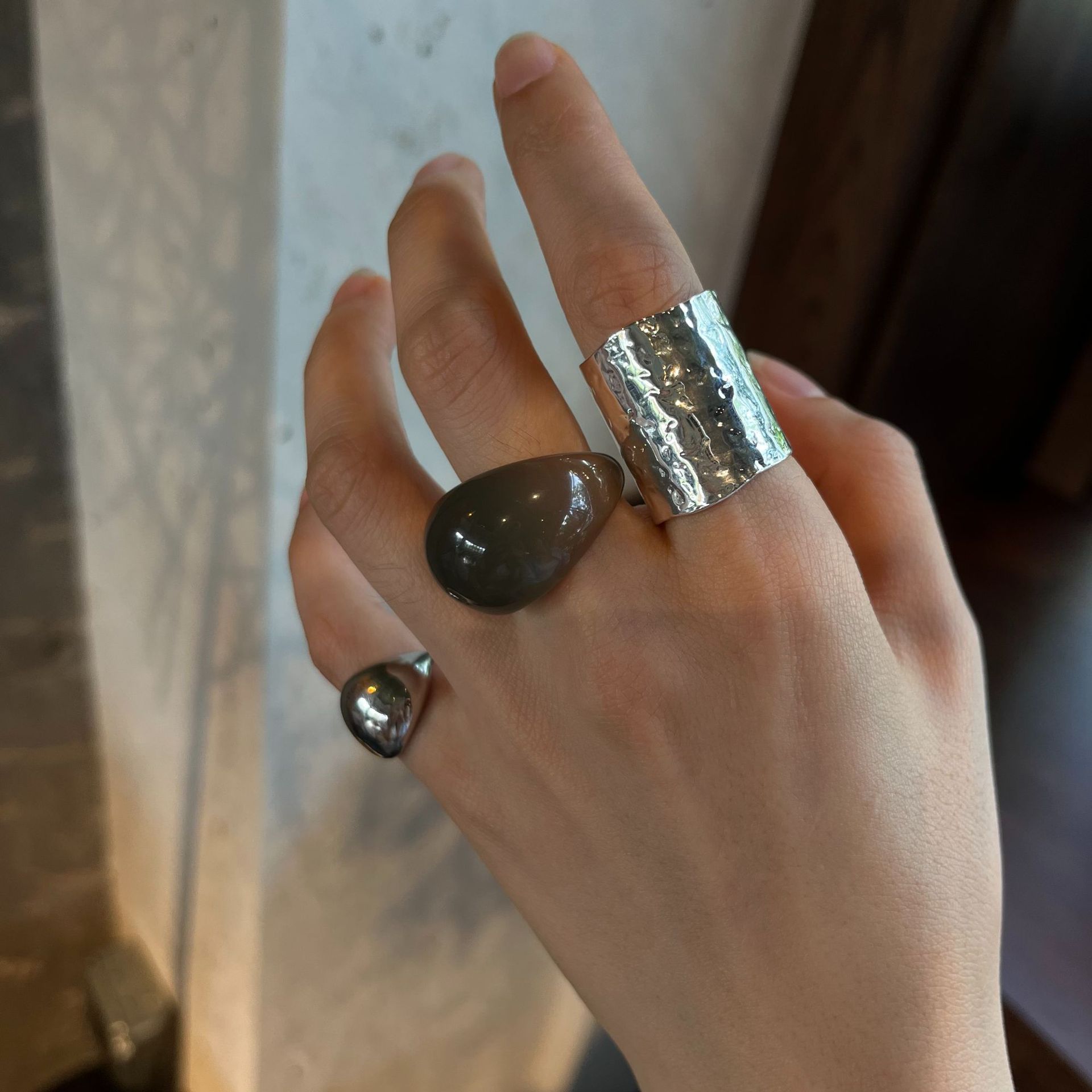 A niche and unique irregular-shaped resin ring with a cold opening shows off. The open copper electroplated ring pairs well with a versatile ring for women pic 12