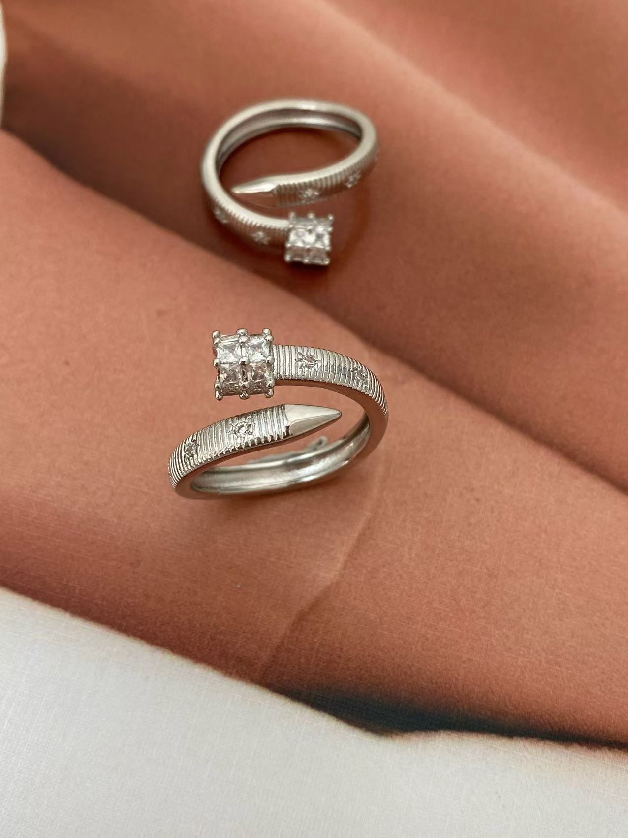 Court style retro brushed bracelet ring, niche light luxury high-end bracelet, gold 瓖 diamond buckle bracelet manufacturer pic 9