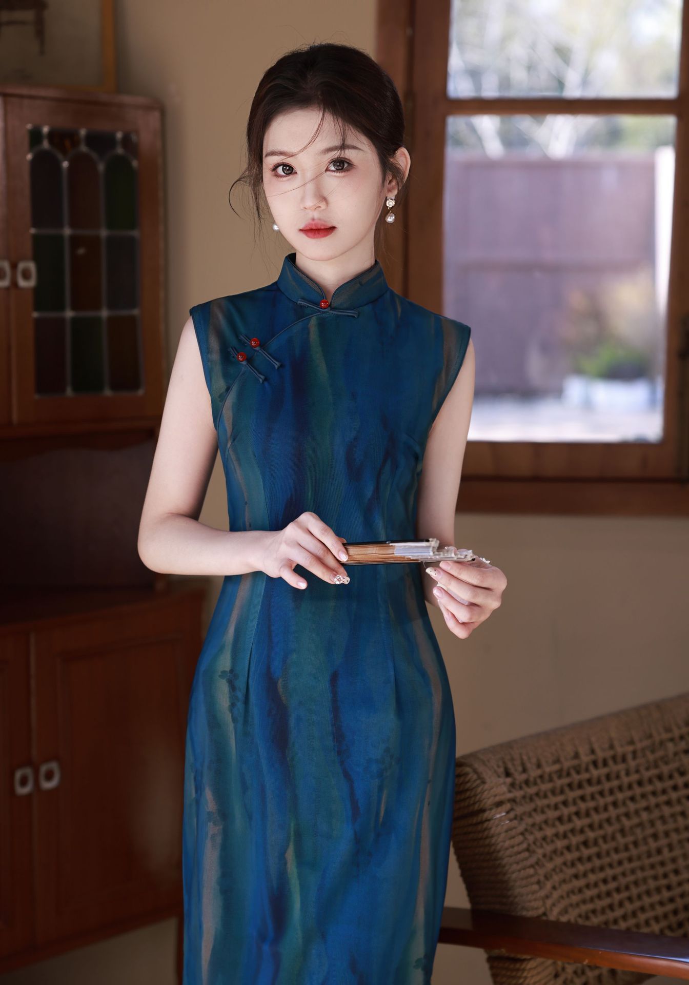The Spring/Summer 2025 cheongsam is a long stretch mesh cheongsam that is slimming and form-fitting. It is a retro Hong Kong-style sleeveless cheongsam with a national trend pic 9
