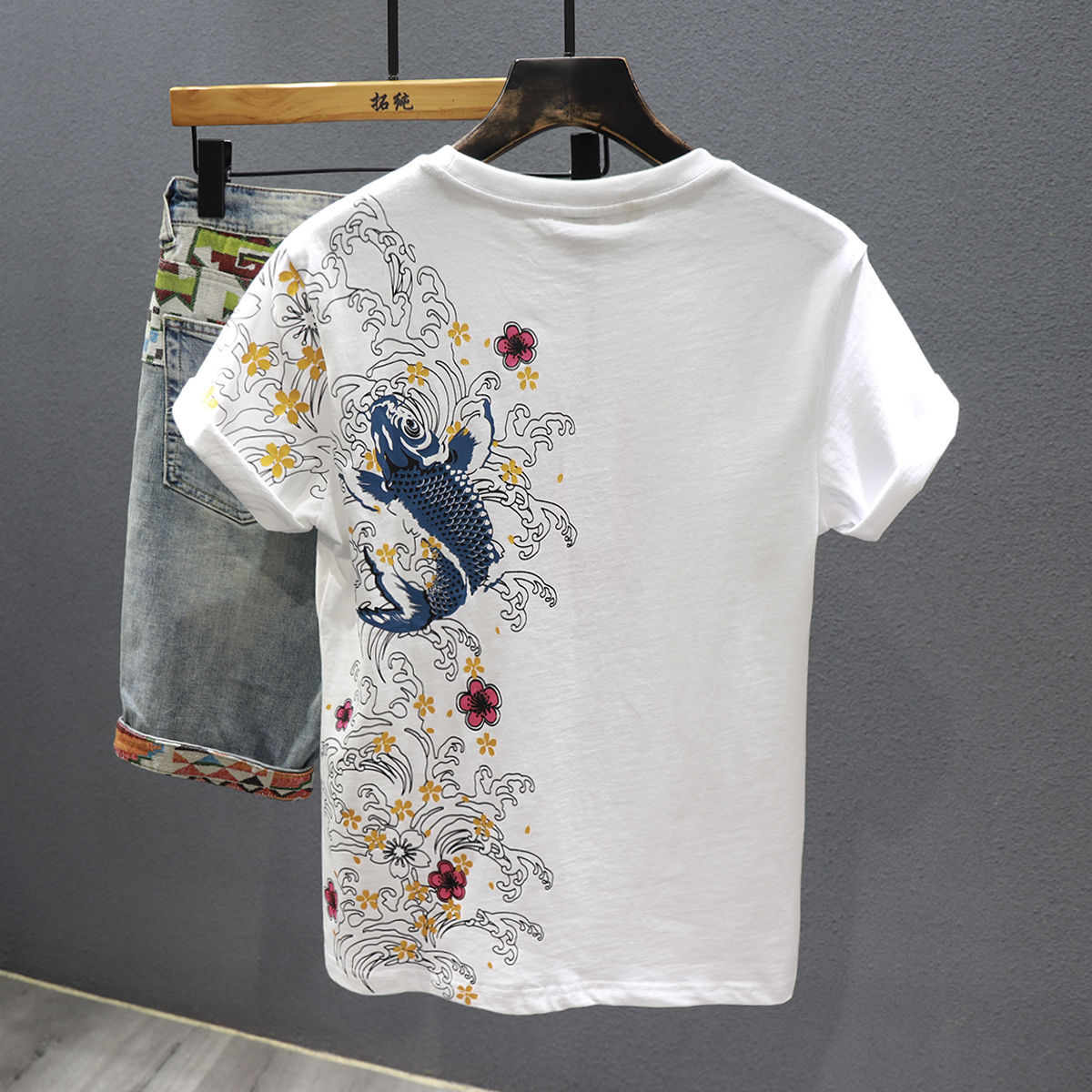 A new summer trend brand of Chinese style, carp, ethnic style, embroidery, personalized, loose short-sleeved T-shirt for men, casual top pic 3