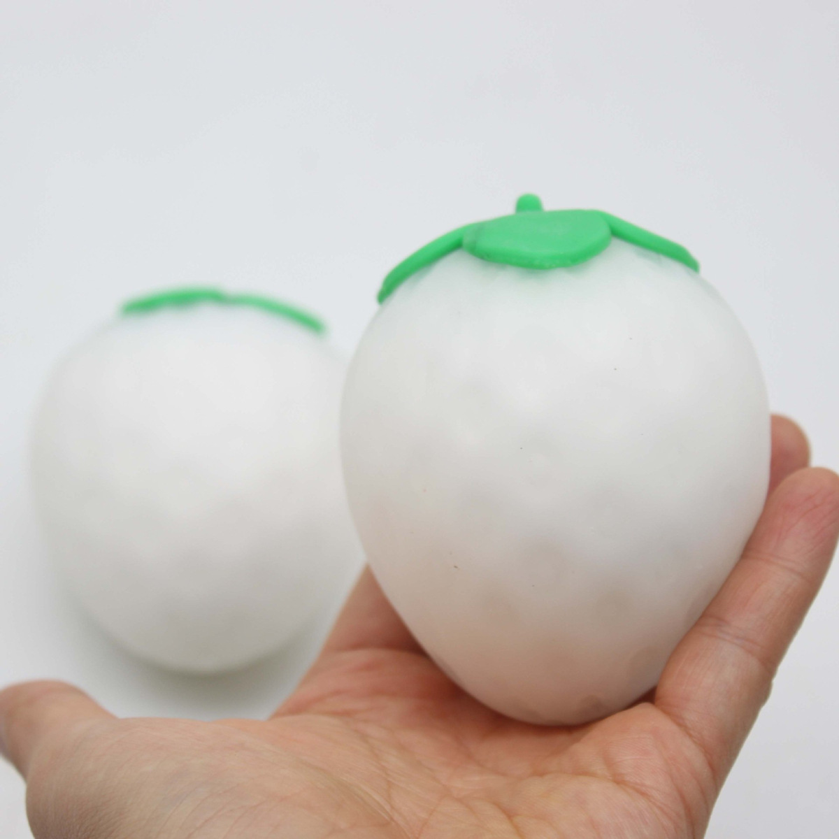 跨境热卖变色草莓减压玩具温变草莓解压捏捏乐TPR玩具地摊货源详情7