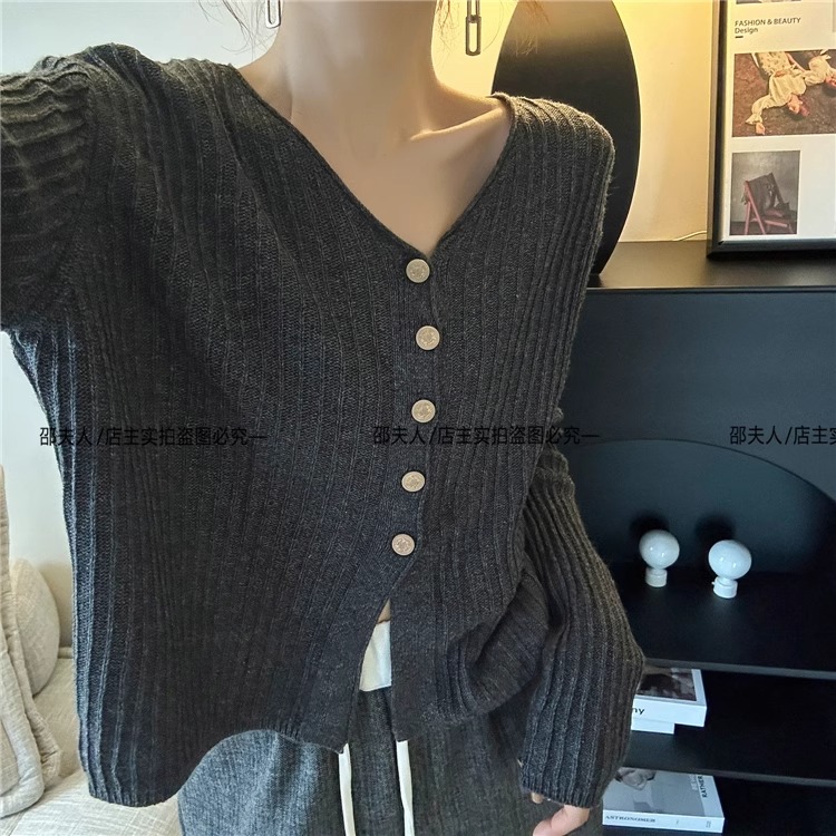 2024年新款女装秋季韩版薄款V领长袖针织开衫 宽松显瘦短款外穿上衣 女装加工精致时尚详情5