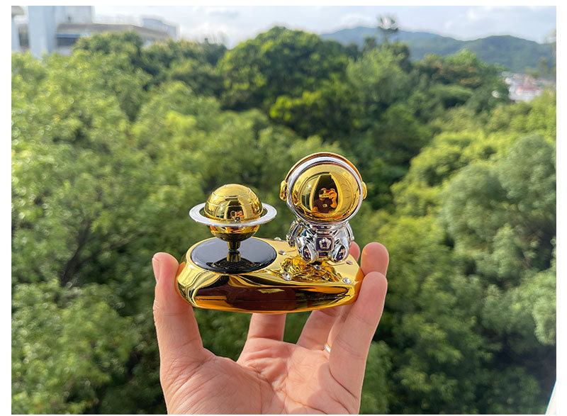 太阳能车载香水香燕汽车摆件创意宇航员中控台高端饰品摆件详情4