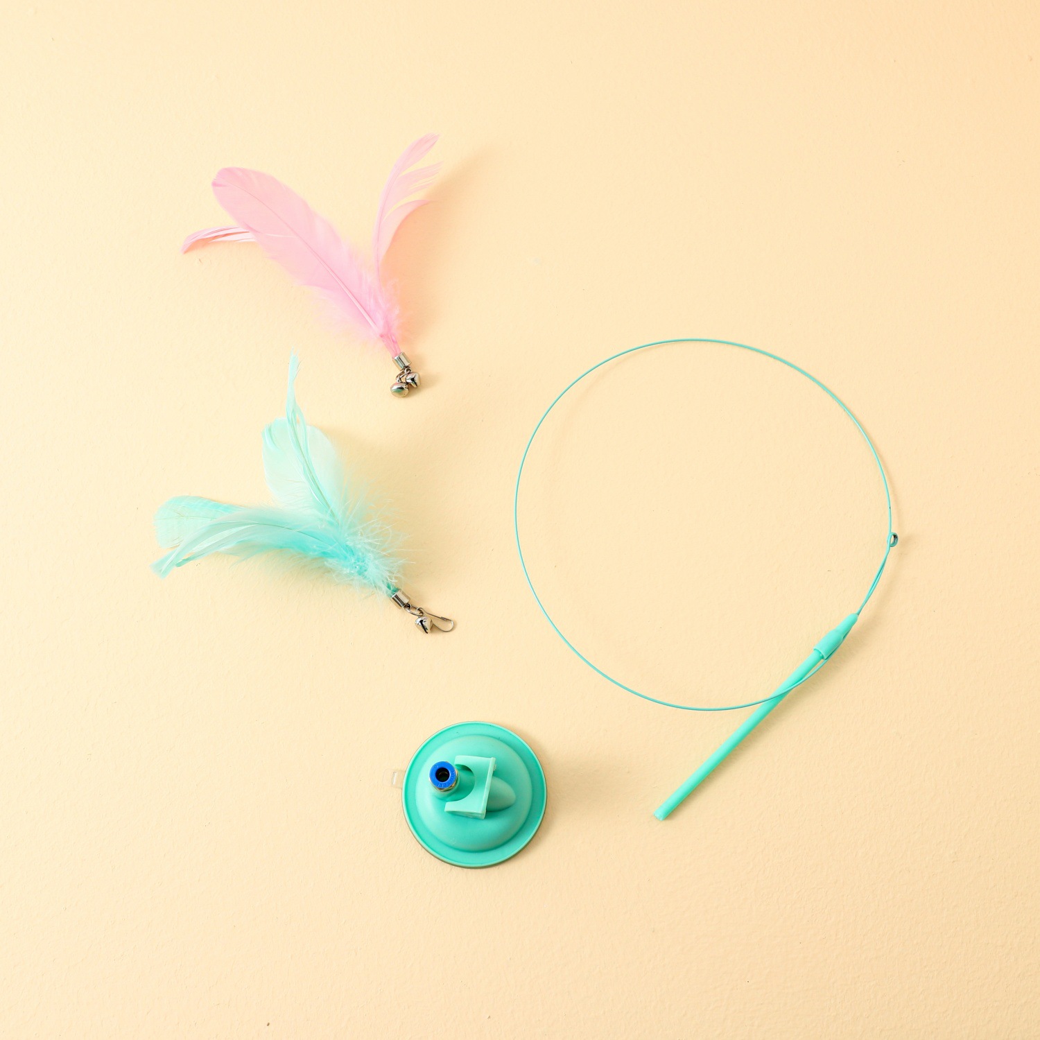 Cat toy, colorful suction cups with feathers, durable to play with, self-entertaining and boring. The suction cups are not easy to fall over. One-piece consignment, in stock pic 22