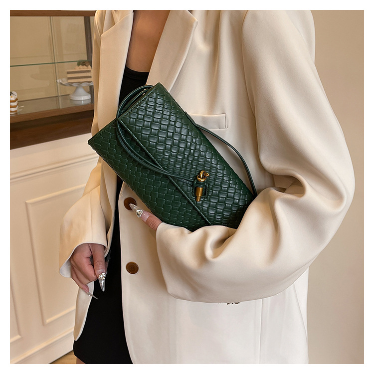 A new cross-border woven pattern single-shoulder crossbody bag with a retro texture, a hand-held baguette bag, and a versatile and elegant evening clutch pic 40