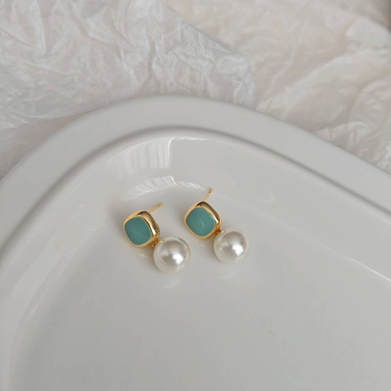 Niche ins minimalist colored drip glaze dopamine earrings, gentle and creamy C-shaped blue large circle ear rings for round faces pic 83