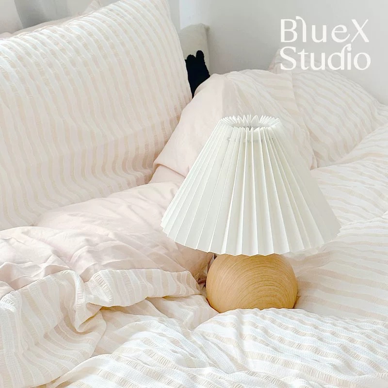 Pleated table lamp, ins Nordic ceramic bedside lamp, warm, romantic, simple, ins style, girlish, high-end and retro pic 15