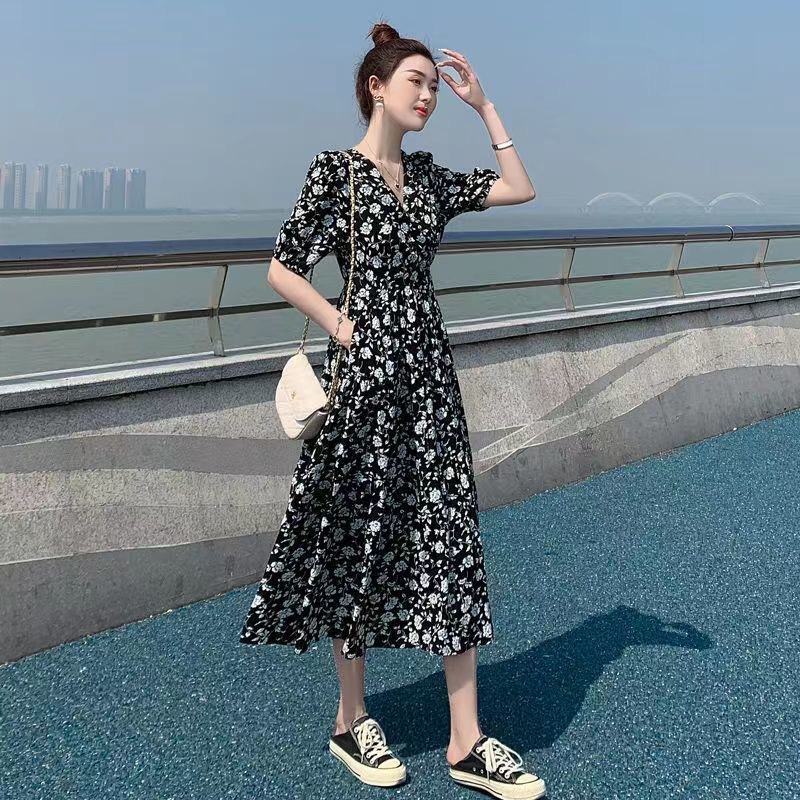女装2024夏款碎花连衣裙过膝长款收腰显瘦V领高级感风短袖连衣裙详情5