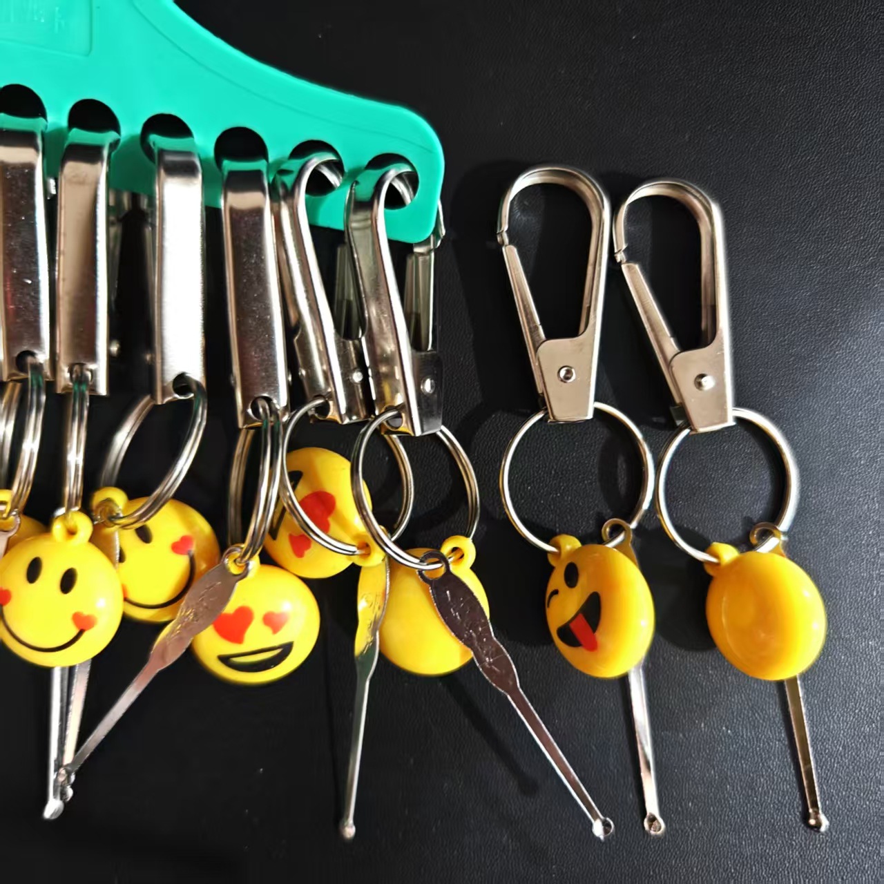 【 Zone 1-5 】 12 keychain smiley face pendants/card 1200 per piece Keychain smiley face pendant, portable ear spoon keychain ring accessory pendant 1 yuan wholesale supply pic 1