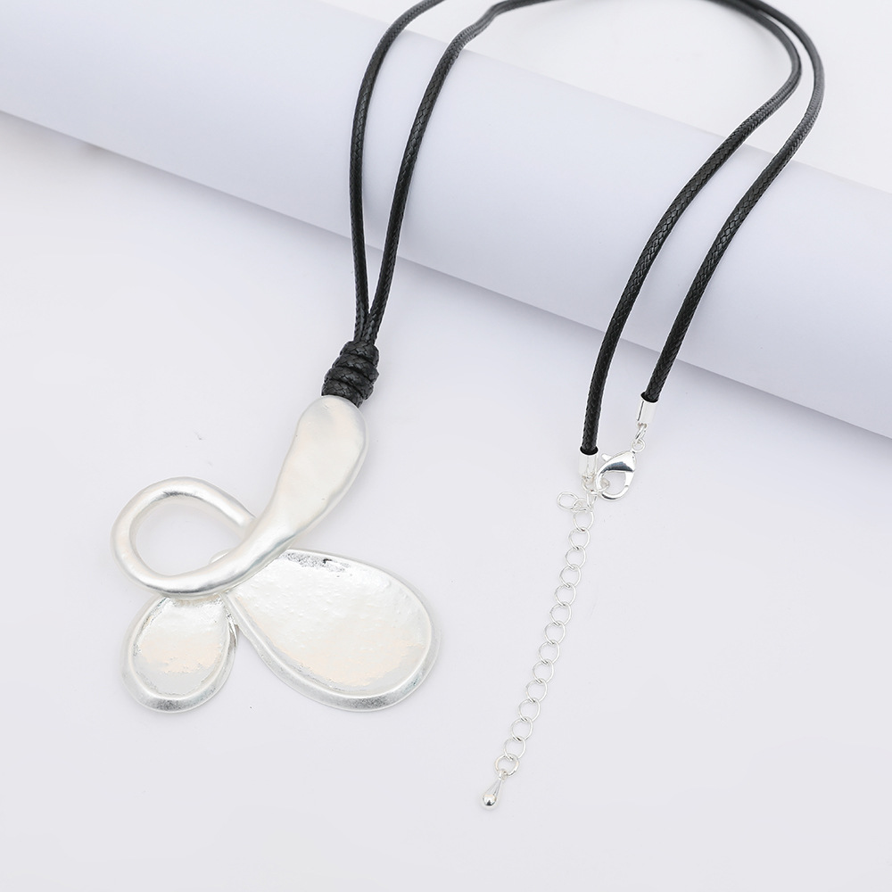 亚马逊热销新款欧美女士不规则蝴蝶吊坠长款皮绳金属高级潮流项链详情6