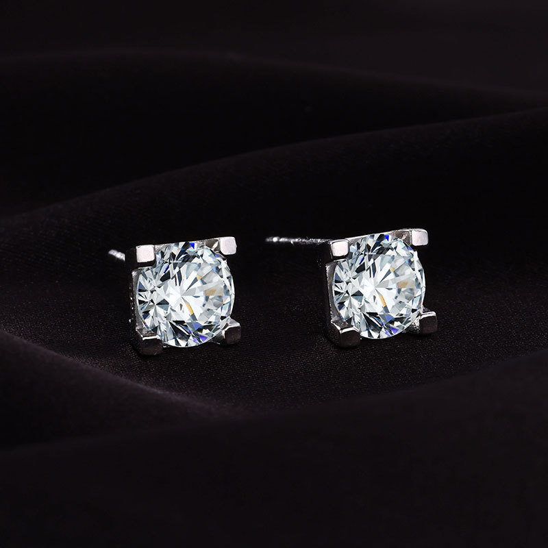 Zhuoheng selects 925 sterling silver and white gold bull horn and bull head ear studs, set with one-carat moissanite four-pronged ear studs and earrings, which are unique and simple pic 3