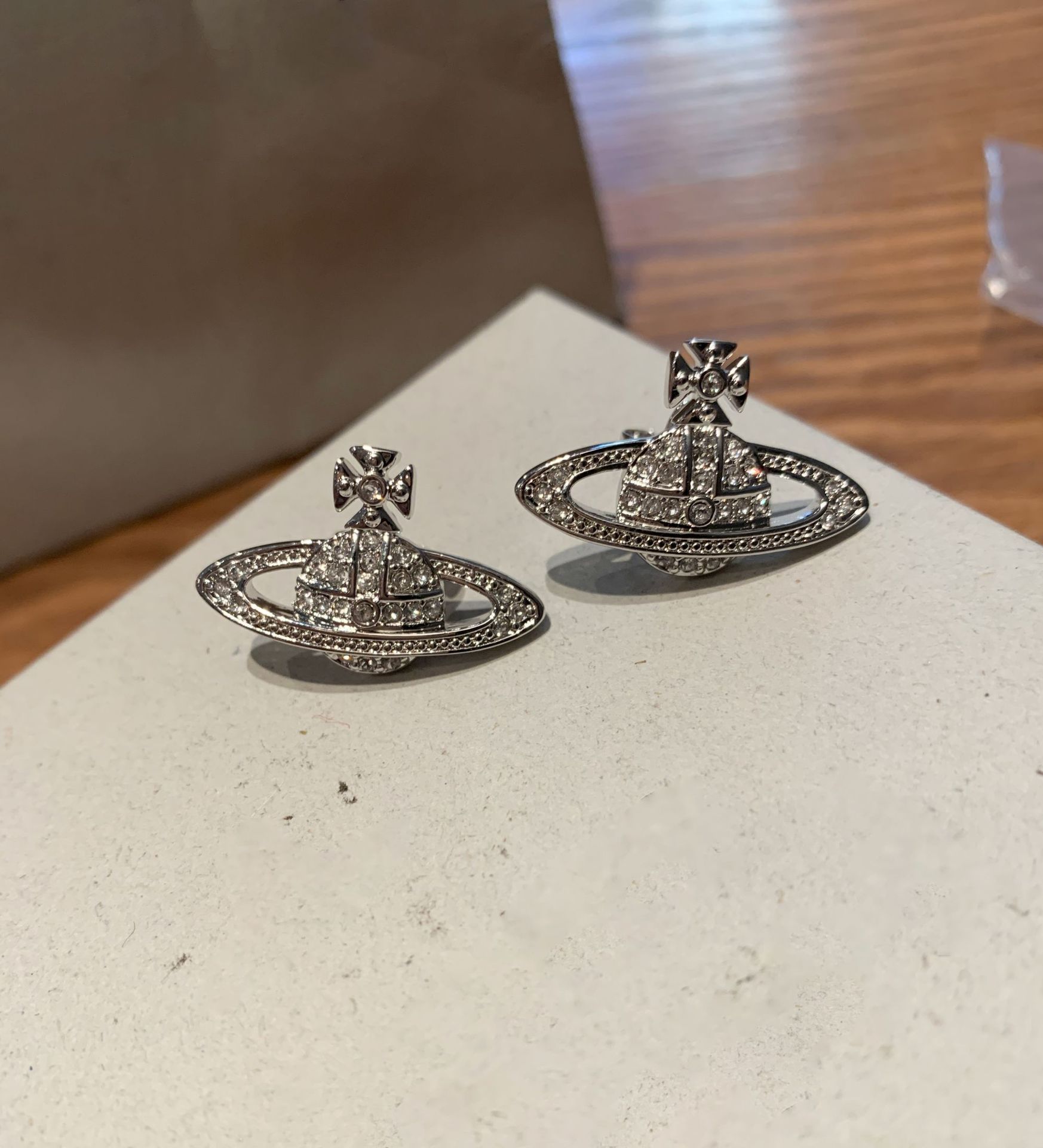 The classic full diamond Saturn stud earrings with finely set planet earrings of the Empress of the West, the same style as NANA pic 9