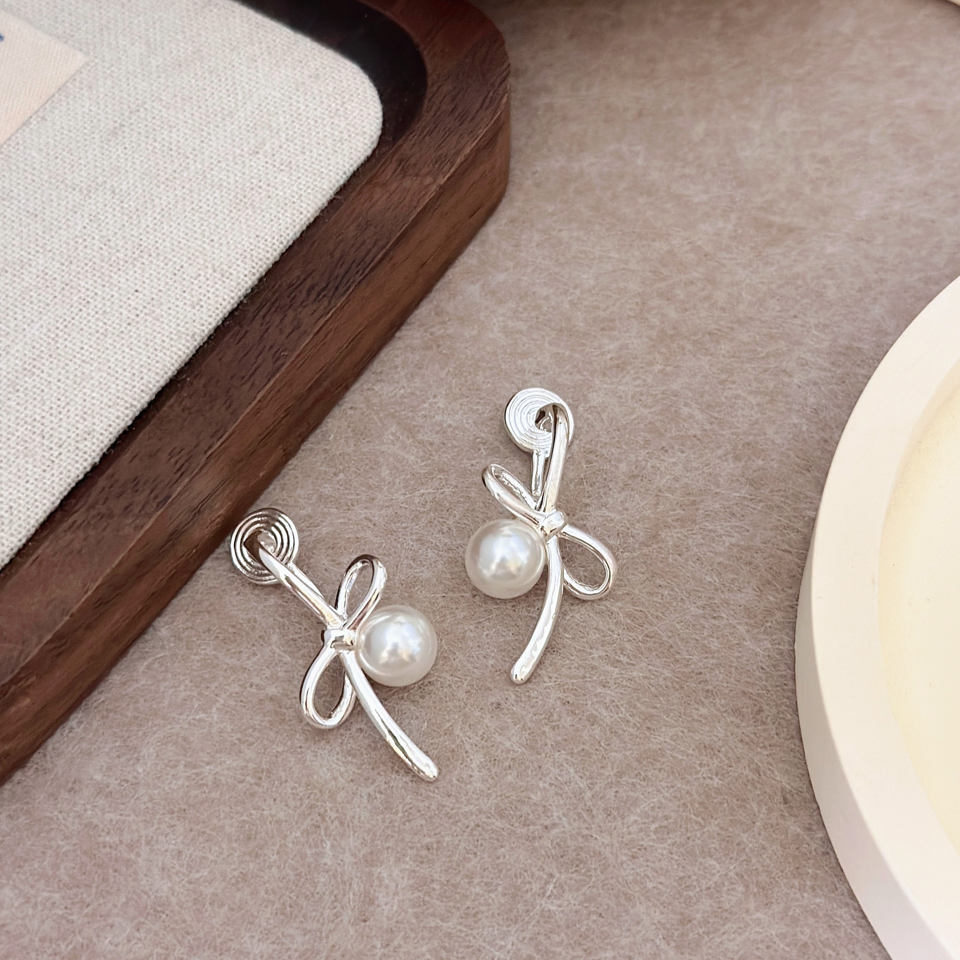 Bow pearl earrings, a niche design for women, ear studs, no ear holes, one-piece mosquito-repellent incense plate ear clips pic 1
