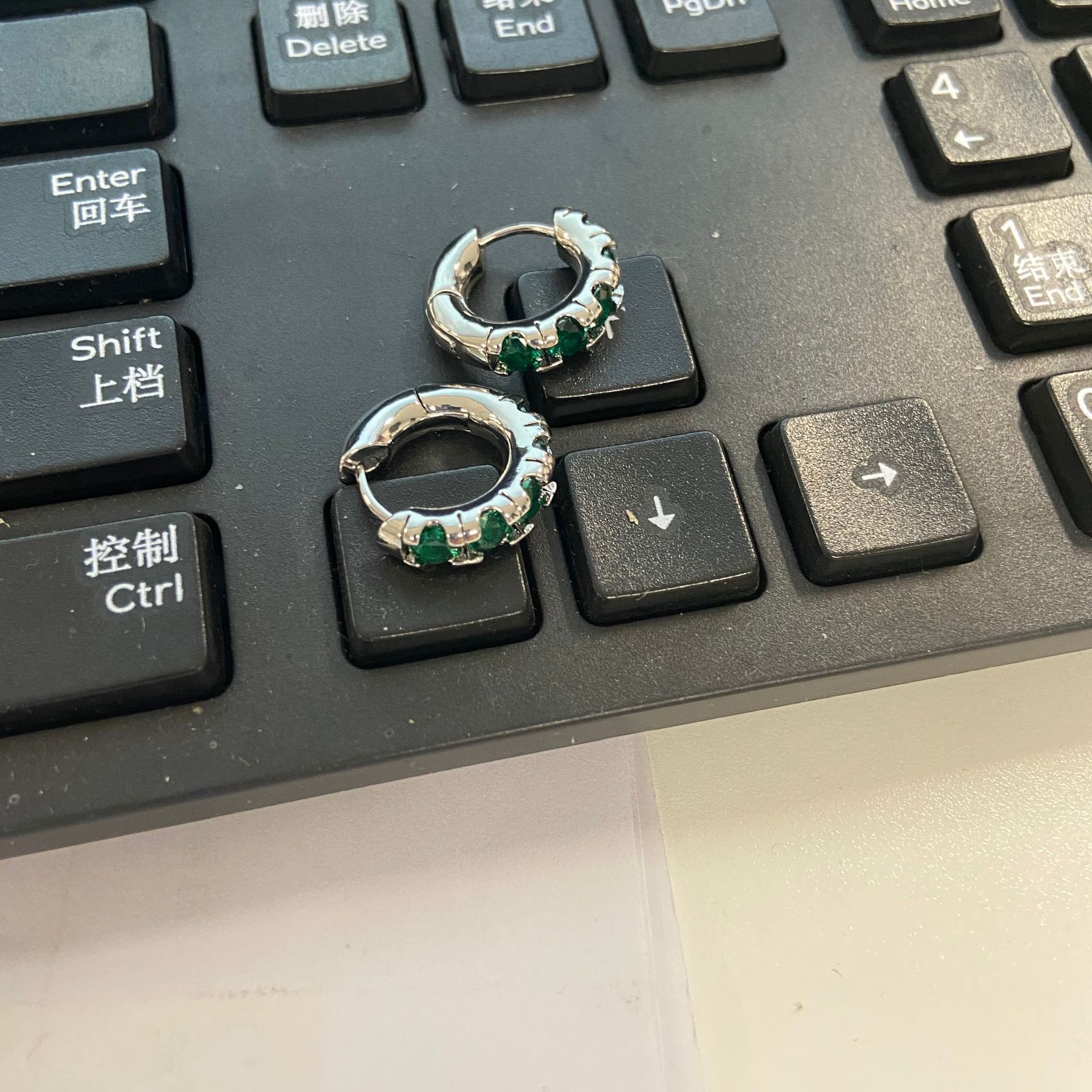 宋智雅同款祖母绿水晶镶钻耳环女复古轻奢小众设计高级感耳圈耳饰详情10