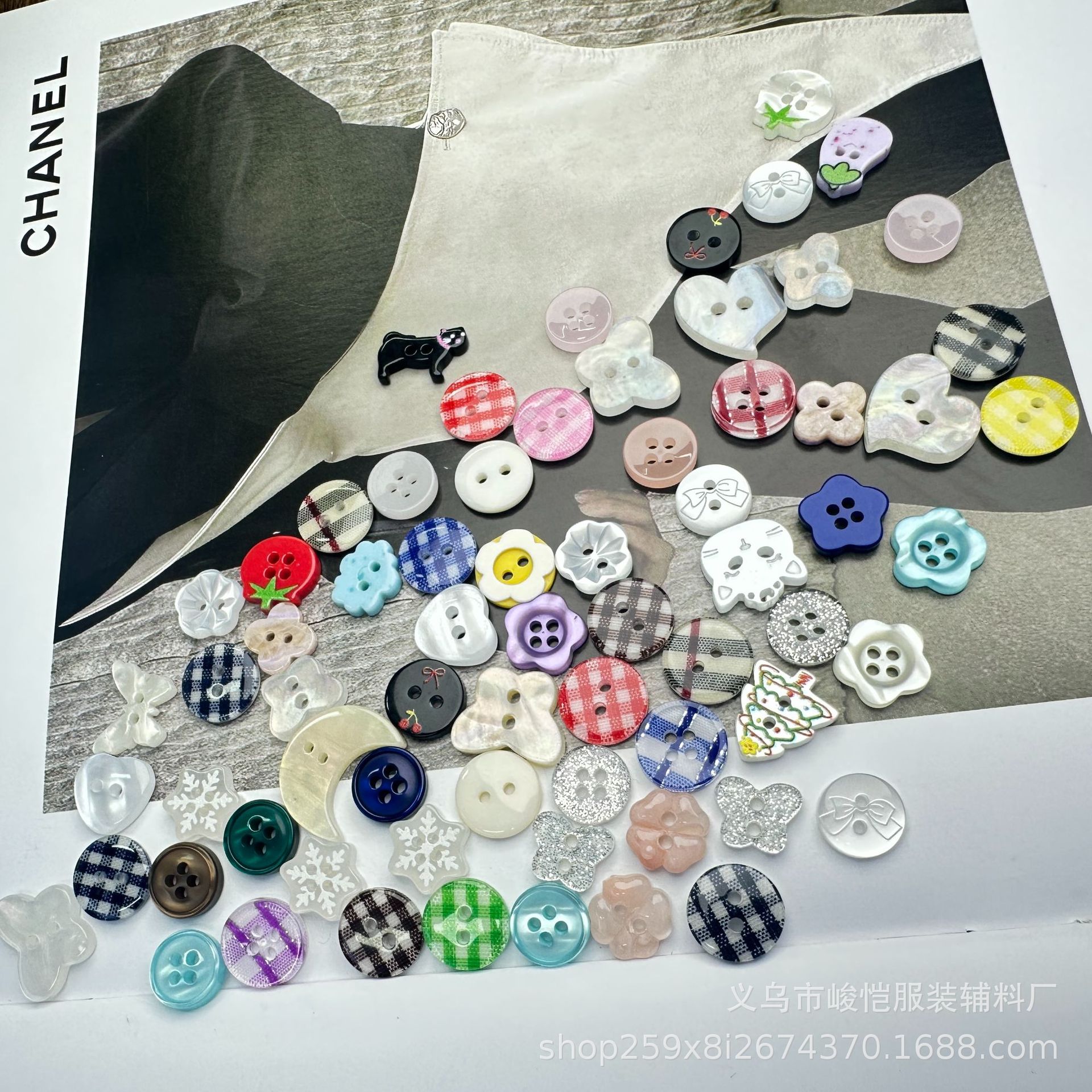 A set of 20 colored buttons, metal four-piece buttons, disc buttons, cufflinks and buttons pic 10