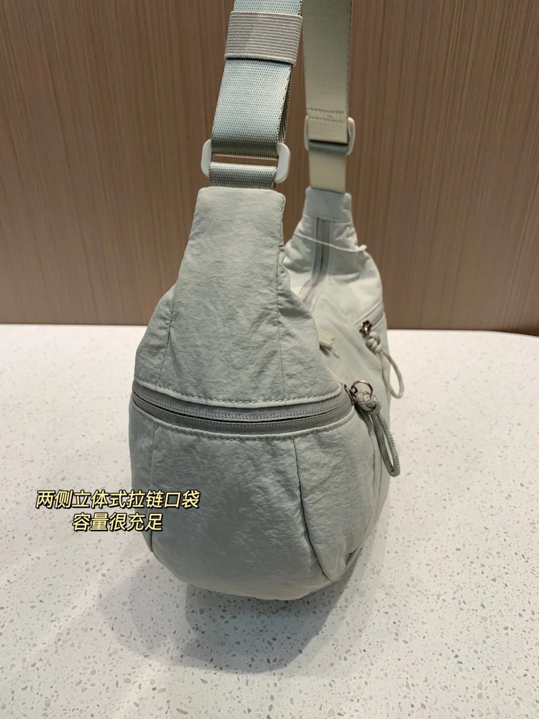 2024新款女包lulu同款SlouchySling斜挎包饺子包健身瑜伽牛角包详情19