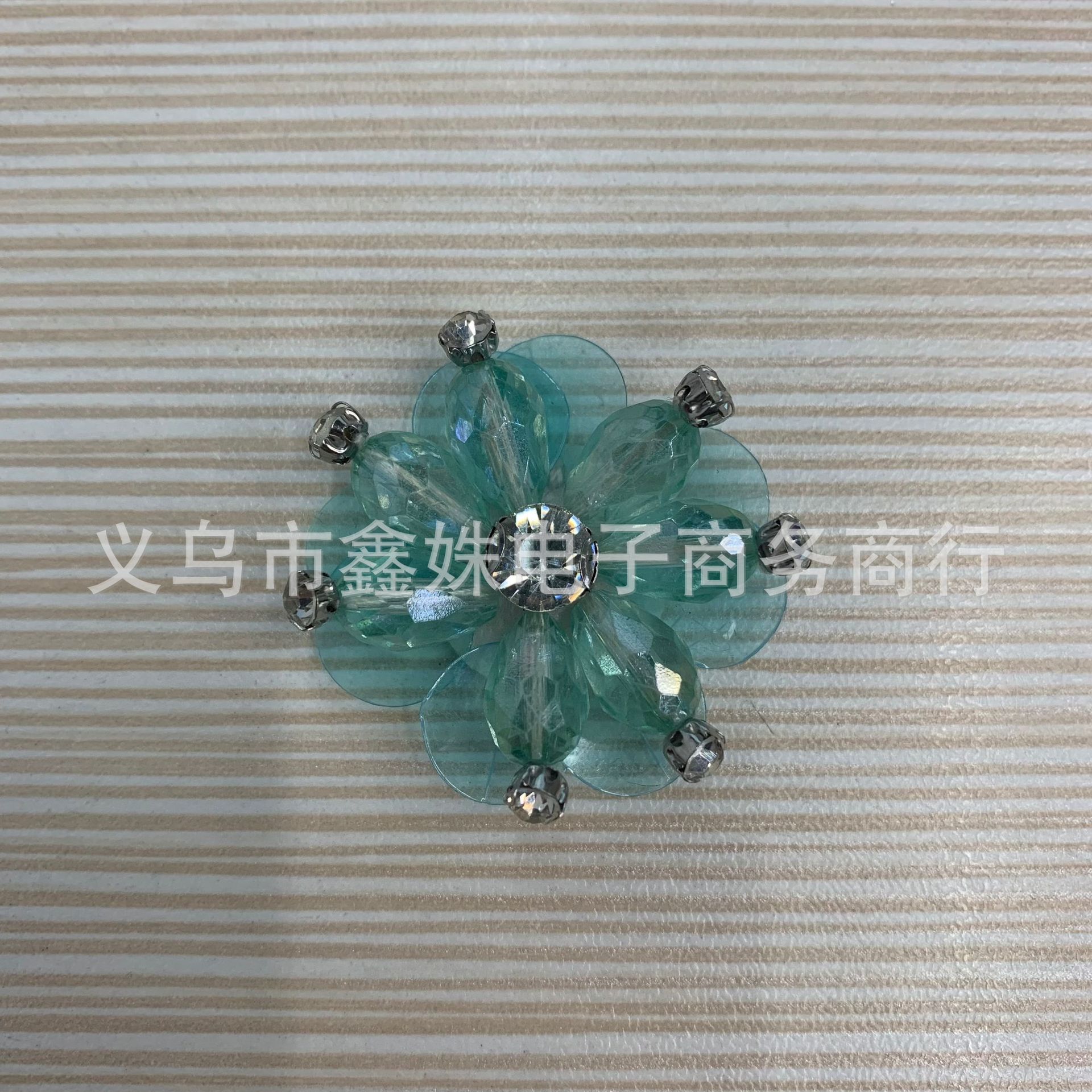 Камелия из гирлянды, гвозди с бусами, аксессуары DIY pic 24