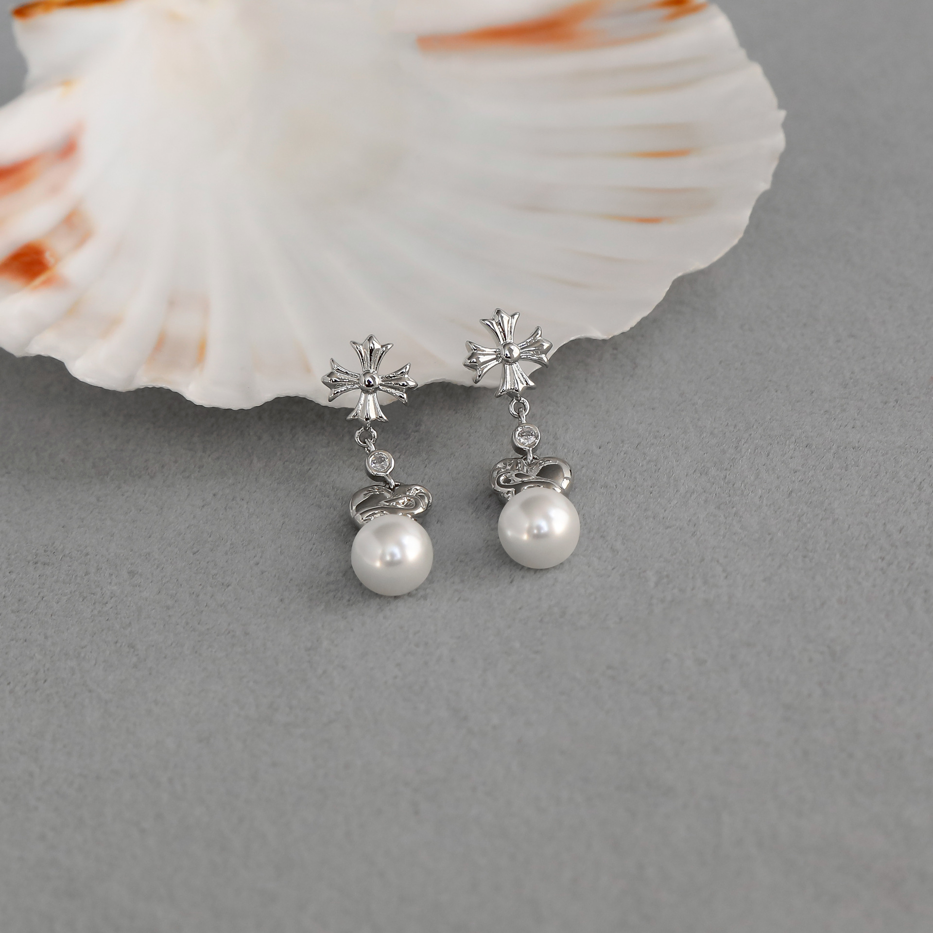 克罗*十字架珍珠耳钉 轻奢高级感小众气质简约雕刻爱心珍珠耳钉详情5