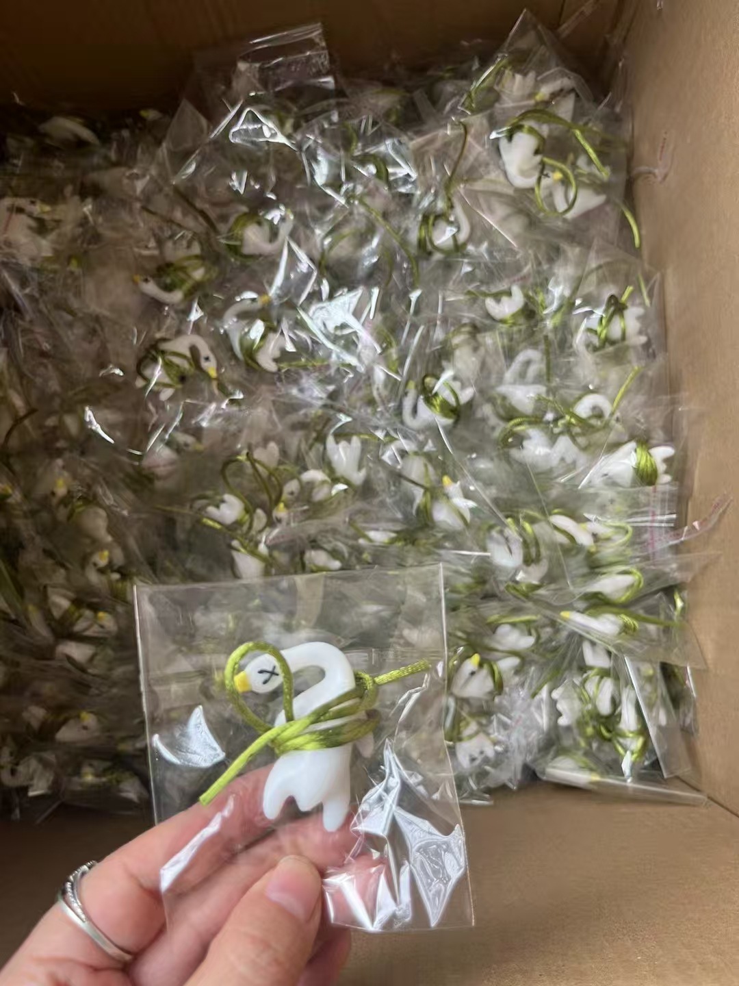 工厂直销车载变色烤鸭挂件汽车秋千鸭挂饰创意后视镜鸭子网红可爱详情9