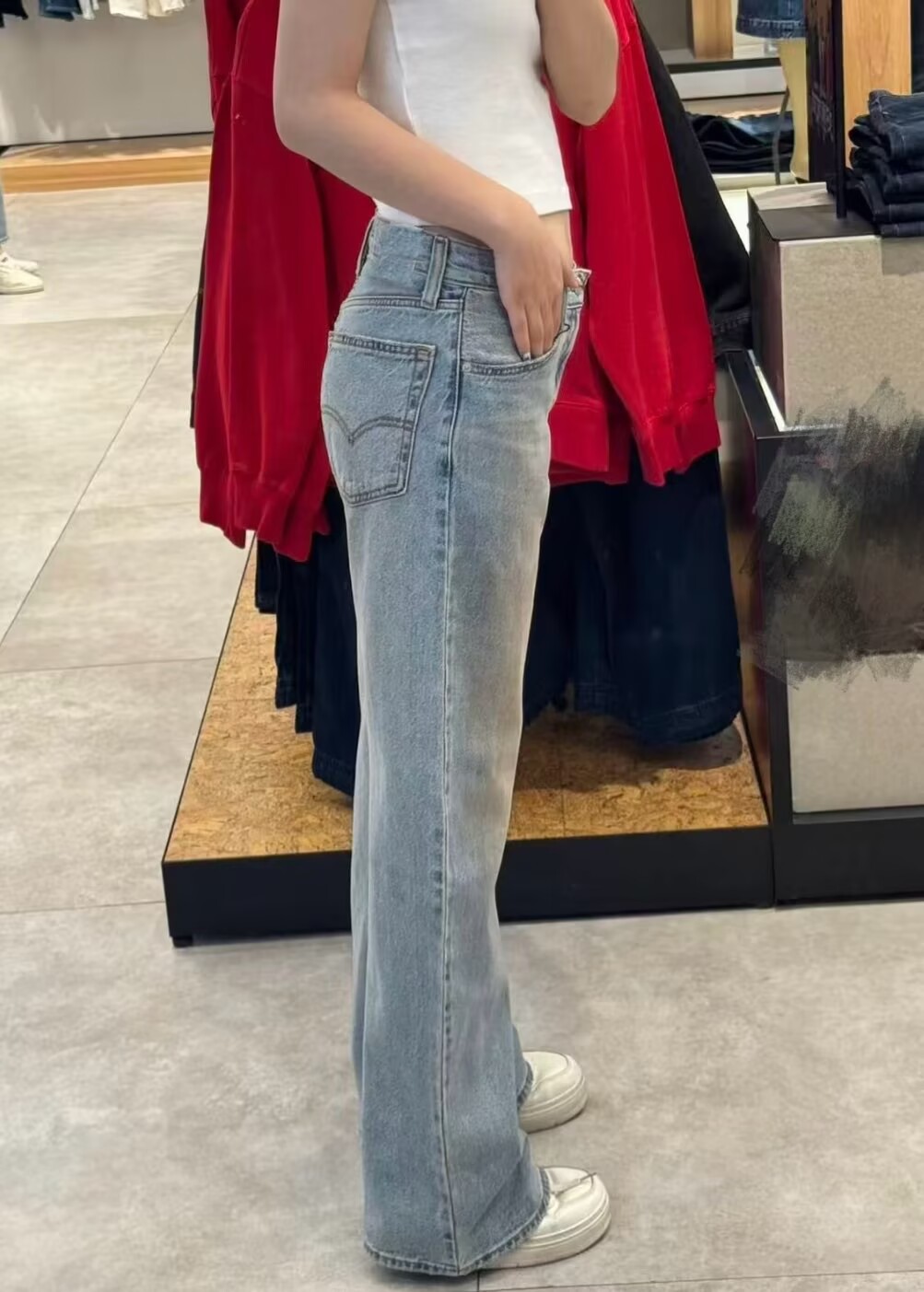 The new loose, slightly flared jeans for early spring are a perfect match for women with a high waist, which can lift the buttocks and make them look slimmer pic 4