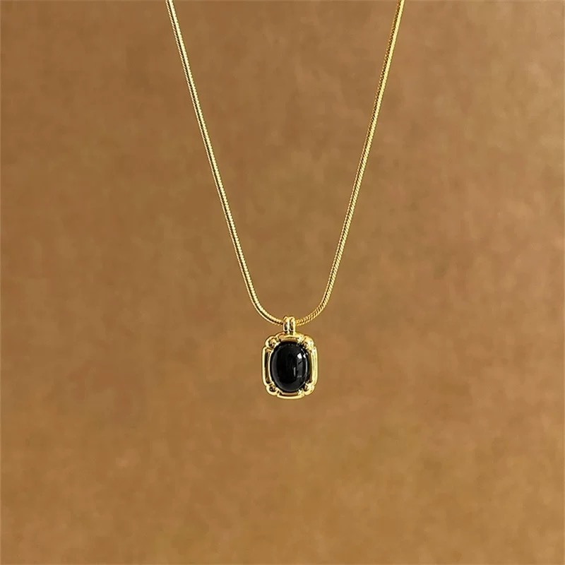 好团圆向前白百何同款金色黑玛瑙项链 叠戴配饰高级感轻奢蛇骨链详情3