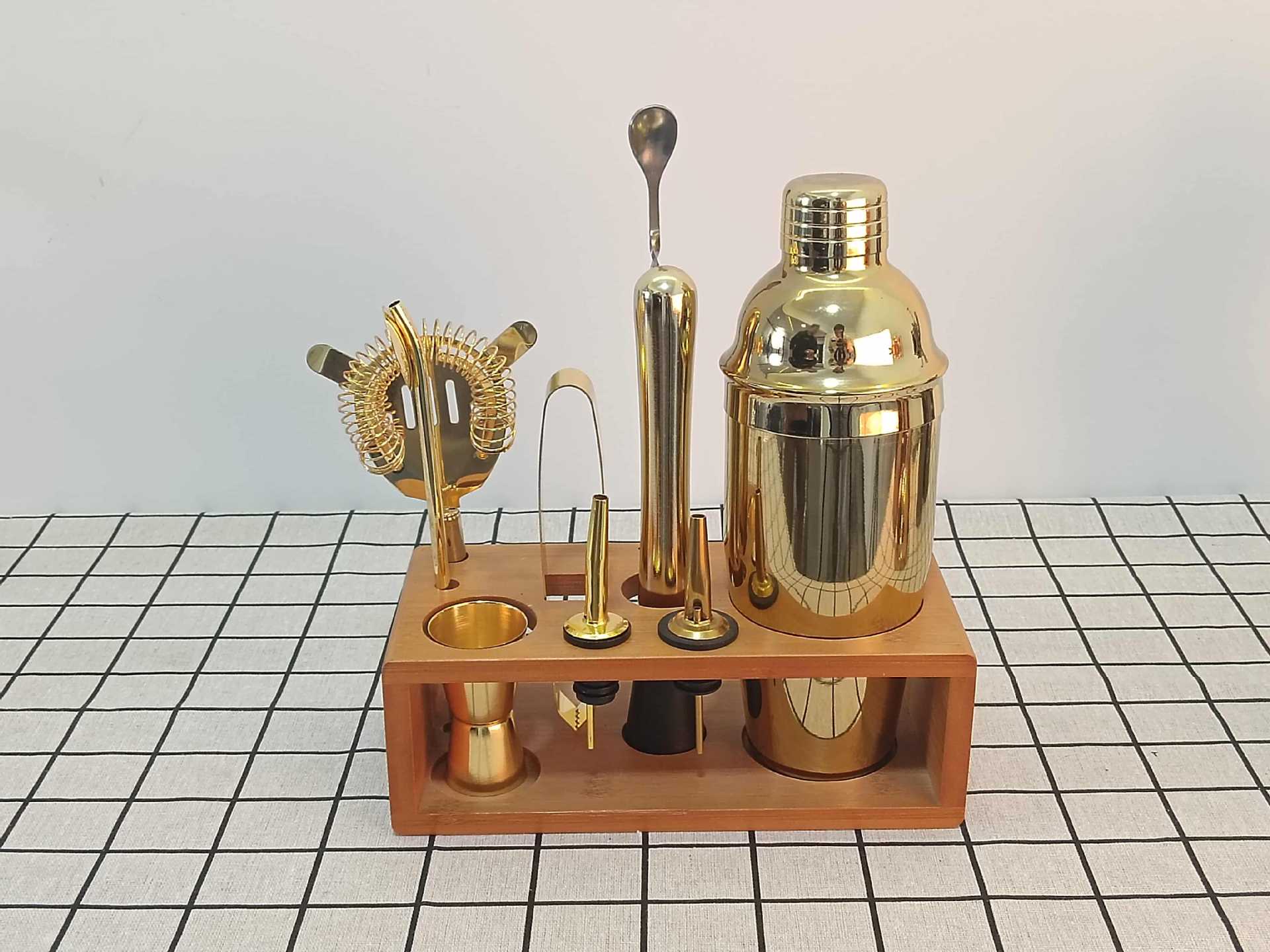 A complete set of 10 electroplated stainless steel cocktail shakers with round edges and bamboo frames for bar and cocktail shakers wholesale pic 4