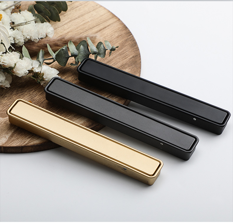 The black invisible handle of the tatami is embedded with the drawer handles of the cabinets and wardrobes. The sliding door is equipped with a golden concealed embedded handle pic 78