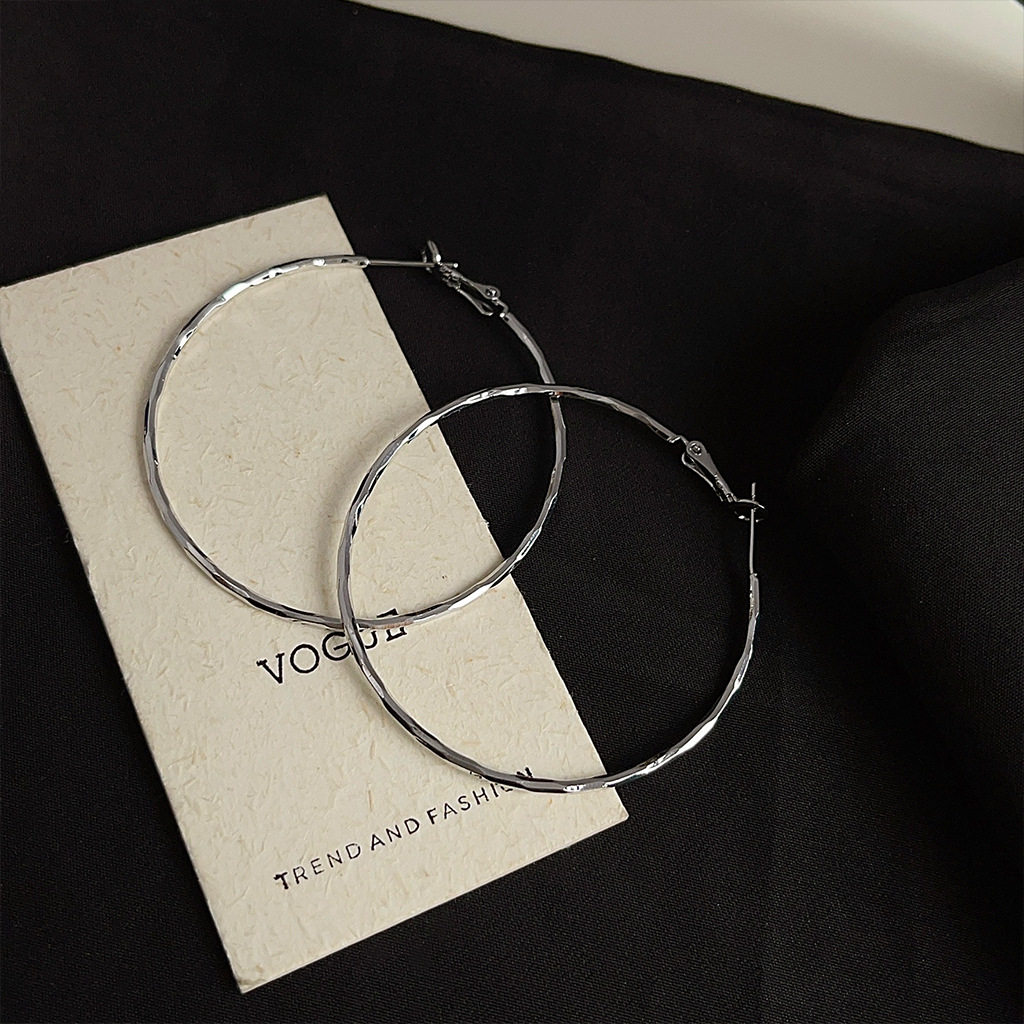 Exaggerated personality, ins, high-end, sweet and cool, versatile, large round ear rings, simple and elegant, new earrings from the factory pic 2