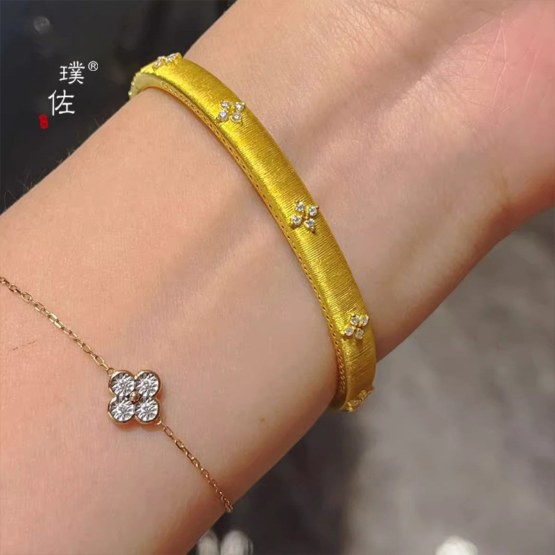 璞佐金店同款沙金点钻四叶花拉丝卡扣手镯女轻奢高级感复古手镯详情8