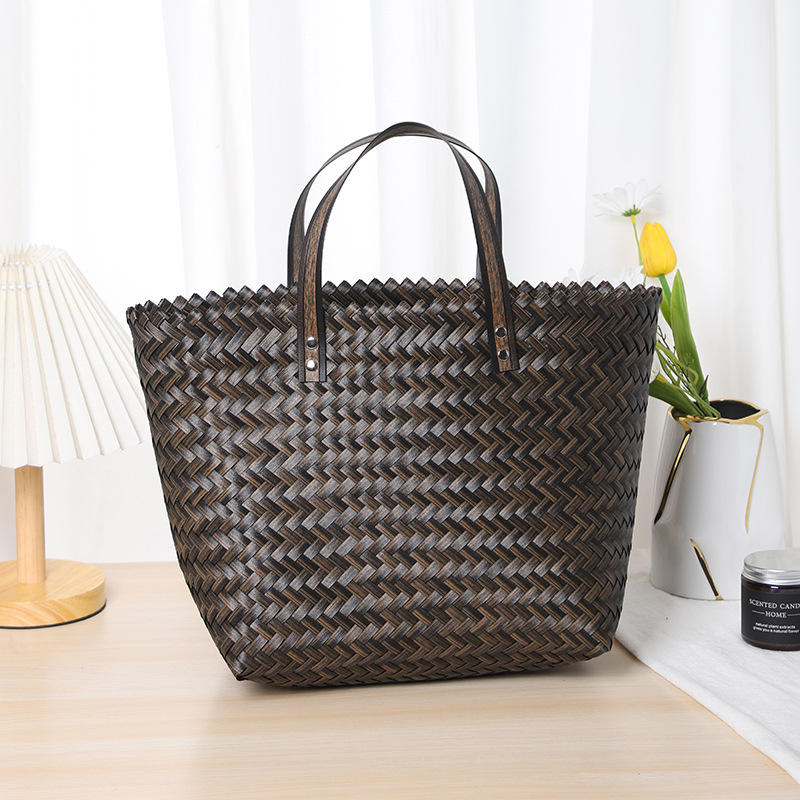 The store manager recommends a new type of woven vegetable basket, a checkered and striped hand-held plastic beach woven bag shopping bag on AliExpress pic 4
