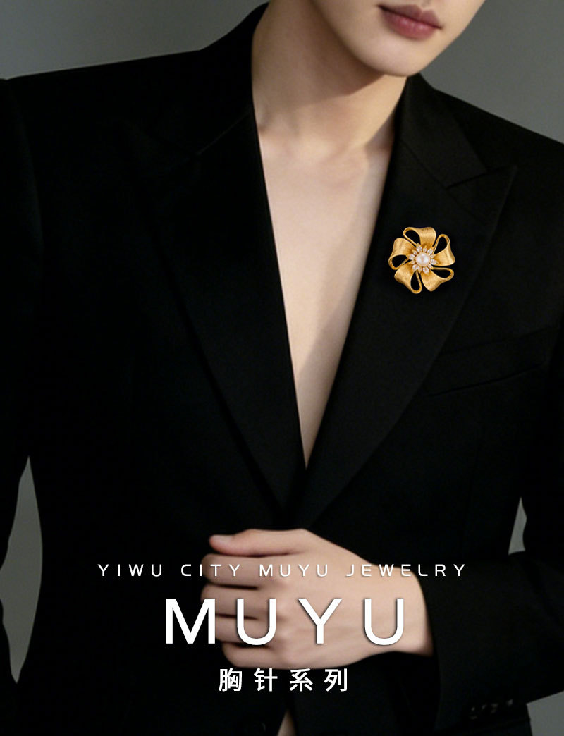 Light luxury and elegant golden brushed flower brooch, copper inlaid zircon freshwater pearl exquisite brooch, best-selling clothing and accessory brooch pic 9