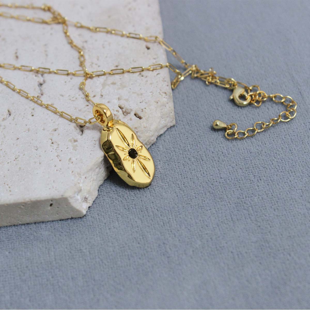 Elis*法国盾牌项链 25年早春新款小众精致高级感八芒星盾牌锁骨链详情9