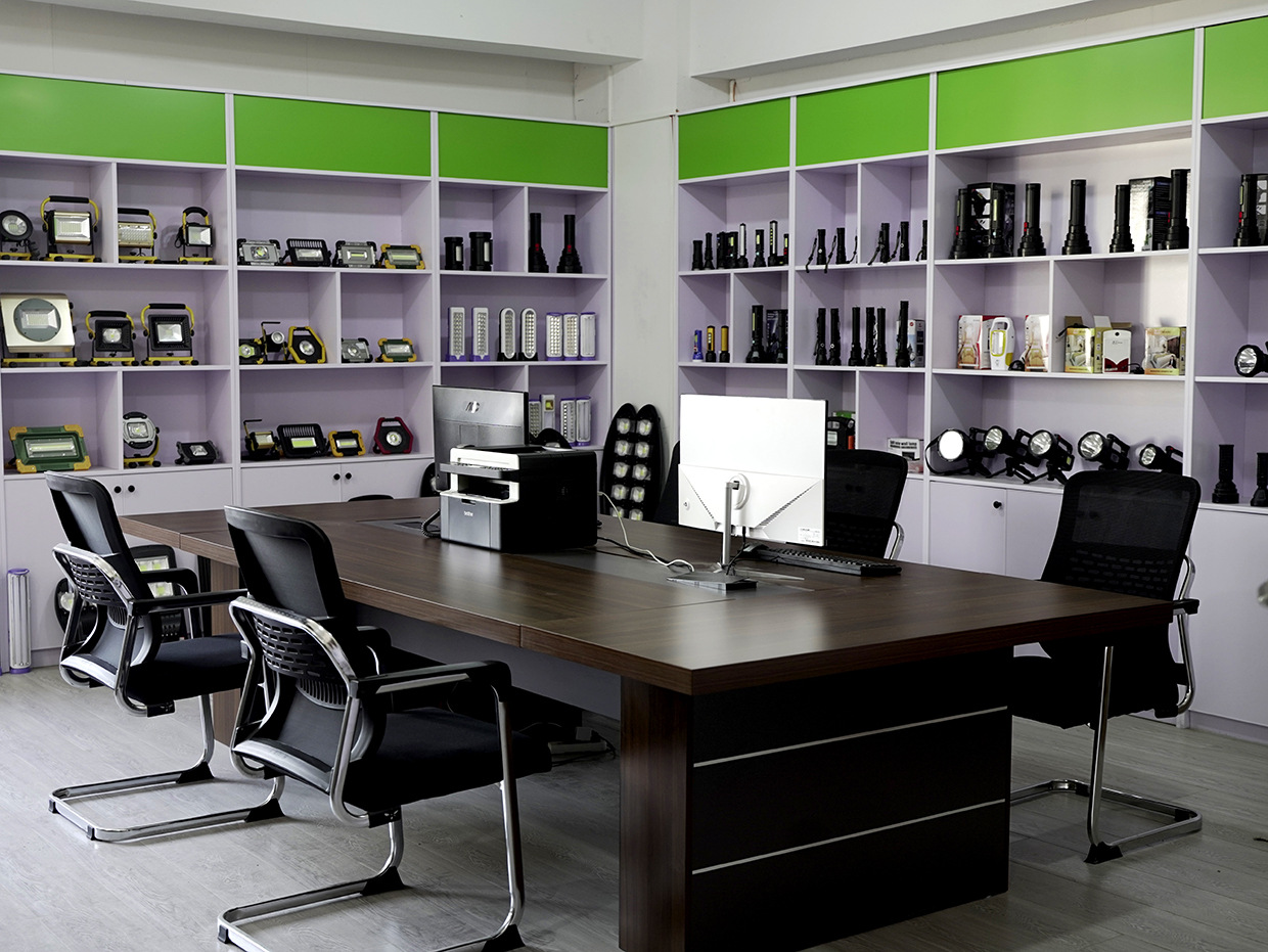 跨境长续航可变焦白激光户外远射铝合金充电电池手电筒详情1