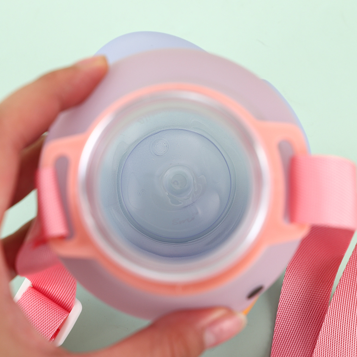 新款小容量黄色小鸭塑料杯夏季可爱学生吸管杯儿童背带子弹跳水壶详情12