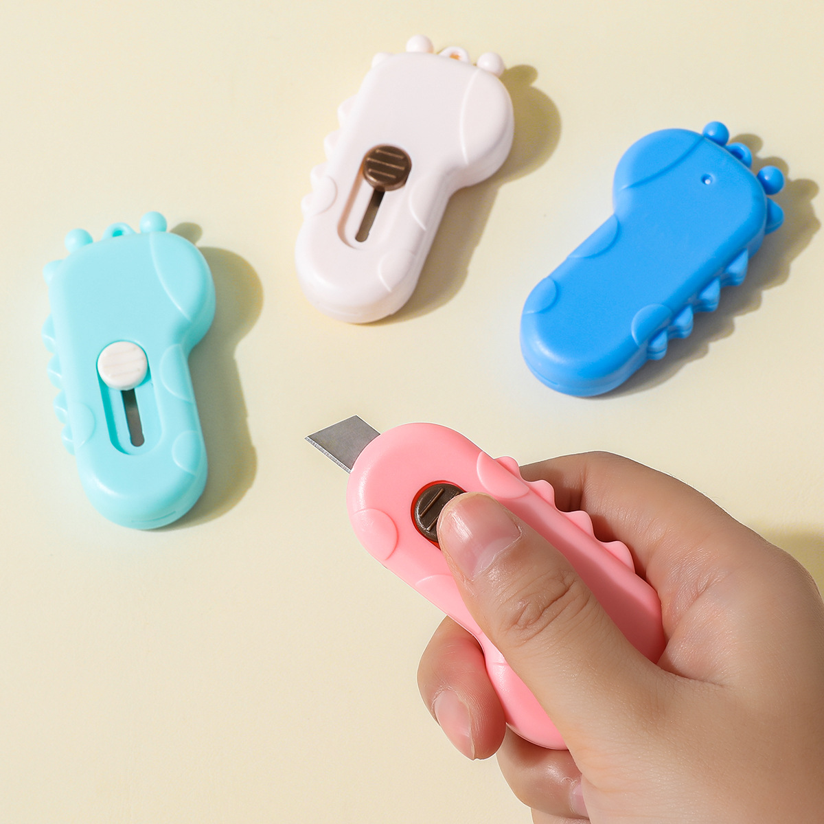 Bulk cute mini utility knife, small and convenient unboxing, student paper cutting knife, express delivery special knife, student knife wholesale pic 3