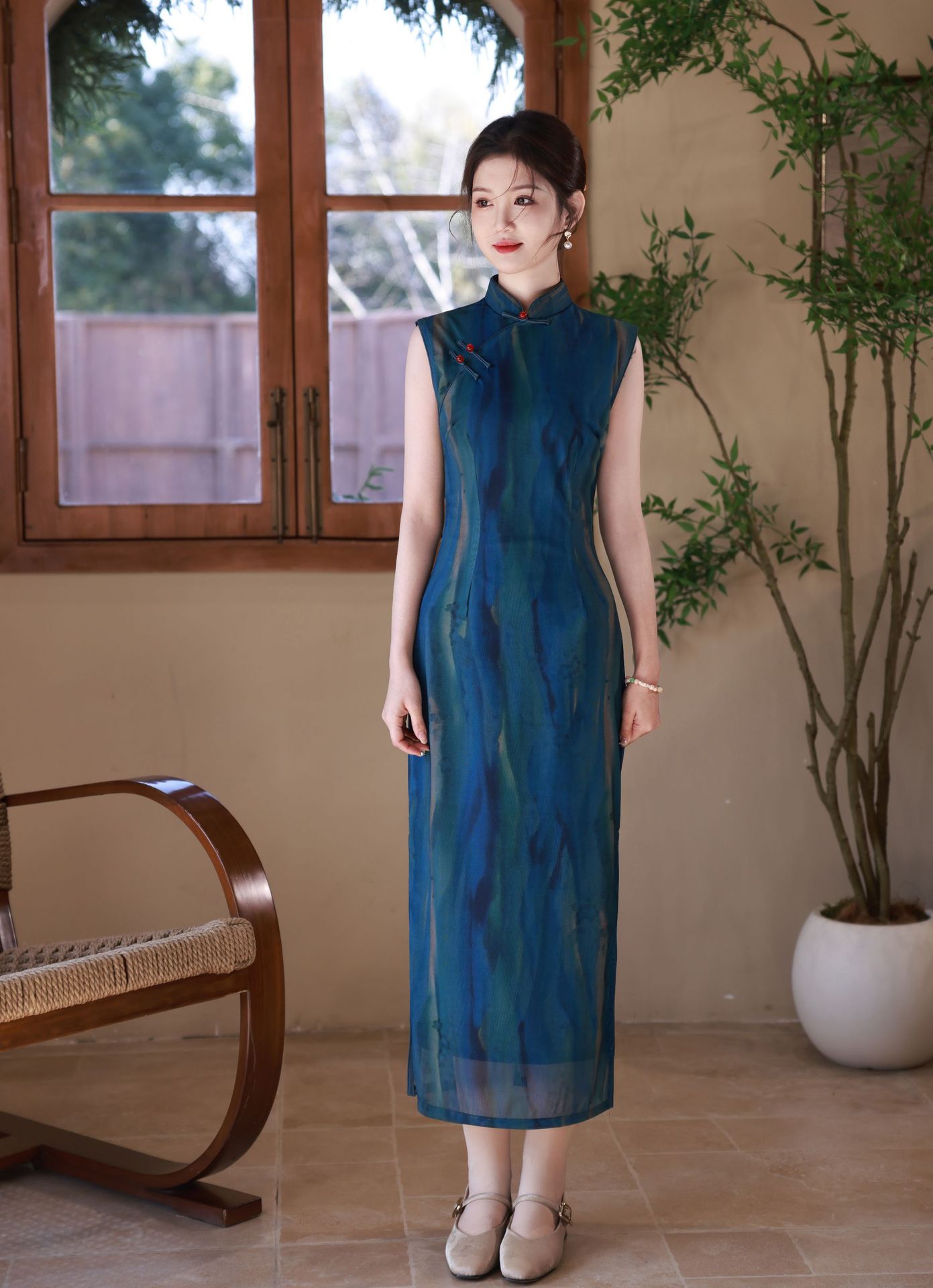 The Spring/Summer 2025 cheongsam is a long stretch mesh cheongsam that is slimming and form-fitting. It is a retro Hong Kong-style sleeveless cheongsam with a national trend pic 4