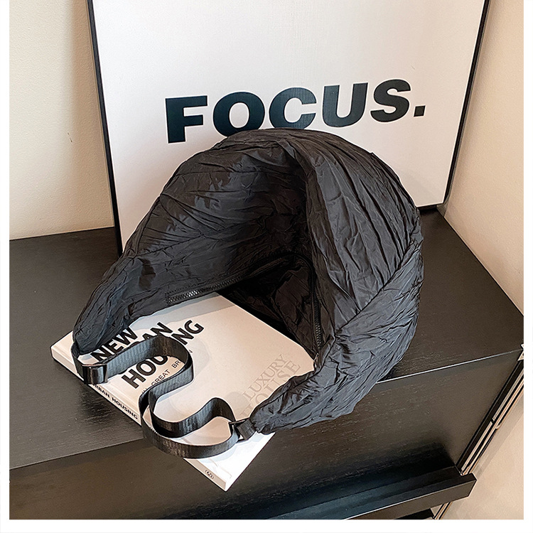 新品褶皱半月包简约时尚斜挎包大容量潮搭单肩包慵懒风都市休闲包详情16