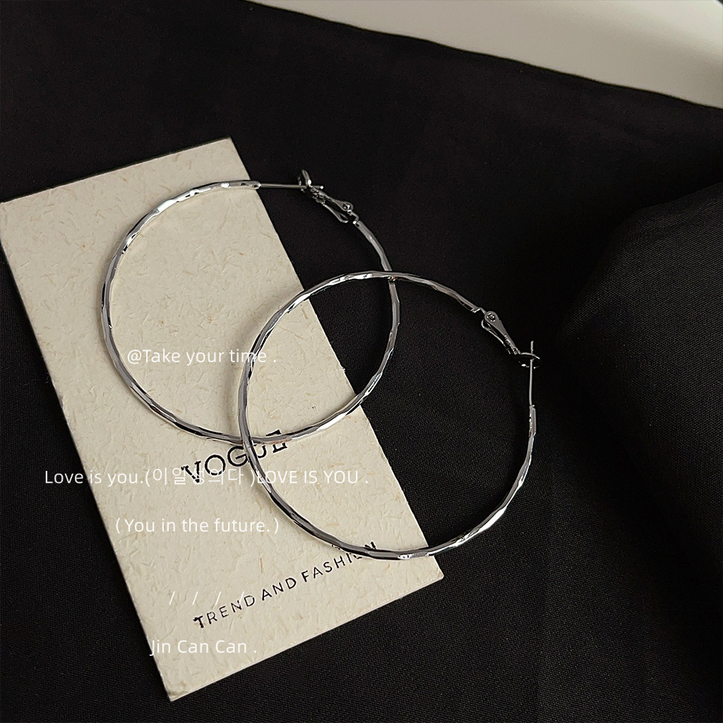 Exaggerated personality, ins, high-end, sweet and cool, versatile, large round ear rings, simple and elegant, new earrings from the factory pic 7