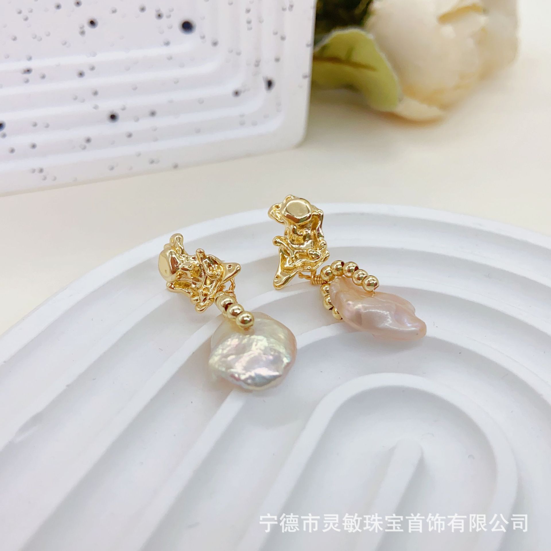 暮霞与巴洛克珍珠耳钉新款秋冬女高级感耳钉气质精致跨境详情5