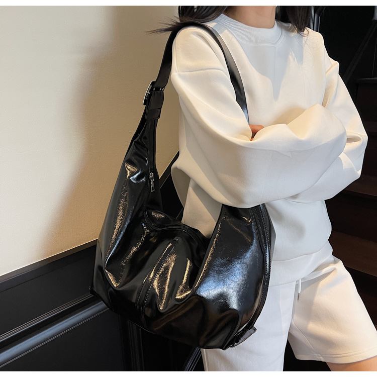 大容量腋下包女2025新款春夏季休闲百搭单肩斜挎包流行通勤饺子包详情11