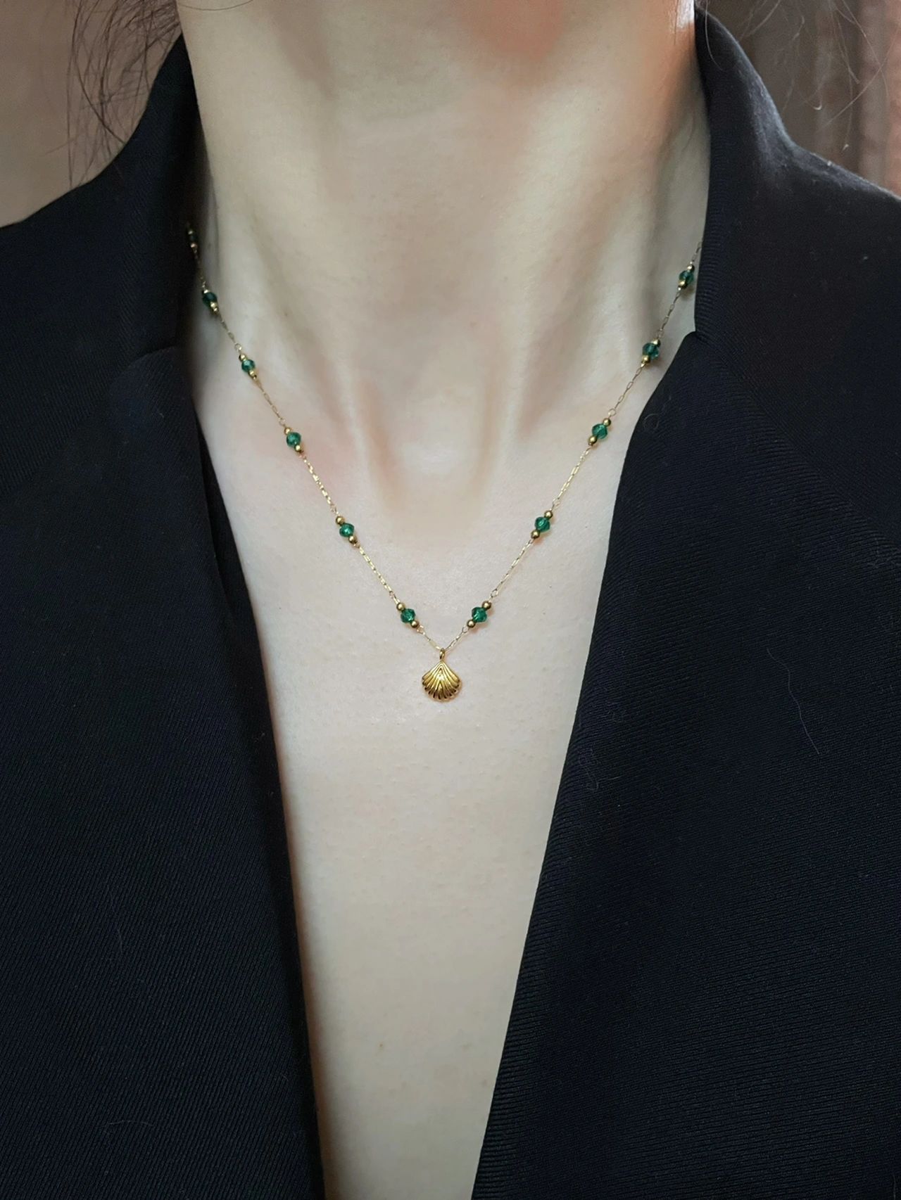 Light luxury retro emerald bead necklace, niche gold shell necklace, high-end design sense for women, elegant titanium steel collarbone chain pic 2
